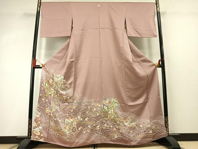 ■■■　サイズ　■■■ 身丈 162cm（肩から） 裄丈 67cm 袖丈 45cm　縫込み 8.5cm 袖幅 34cm 前幅 25cm 後幅 30cm 着物縫いこみ 内揚げ 2cm 裄 お袖側 約3cm　身頃側 約2.5cm ■■■　商品詳細　■■■ 【正絹・一つ紋】 状態は接写画像のように右袖前に薄い汚れがございますが その他特に目立ったシミ汚れなどもなく大変良い状態です。 大変上質な逸品になります。 お安く出品致しますので、是非この機会にいかがでしょうか？ ■■■　注意事項　■■■ ■モニター発色の具合により色合いが異なる場合がございます。 ■寸法は多少の誤差が生じる場合がございますのでご了承ください。 ■縫込みの長さが左右非対称の場合は短い部分を記載しております。 左右非対称であってもご返品・お値引き等の保証は出来かねますので、ご了承の上ご購入をお願い致します。 ■シミ等のチェックには注意を払っておりますが、見落としがある場合もございますし、個人の見解も様々ですので神経質な方のご購入はお控えください。 ■汚れやシミの種類につきましては、専門ではない為、正確な判別が難しく商品説明では種類を特定せず、汚れやシミと記載させております。 恐れ入りますが、ご了承くださいますようお願い申し上げます。 ■箪笥に入っておりました着物や帯なので畳みシワや匂いがあるものもございます。 ■お休みは基本的に土日祝となりますが、その他臨時でお休みする場合がございますのでご了承ください。 ■商品の発送は平日のみの発送となります。 ■夜間と土曜、日曜日はお問い合わせの回答が遅れる場合がございます。 ■当店では、お直し、紋入れ、お手入れ等は承っておりません。 ■生地の状態（ヤケ、経年劣化等）によってはサイズ直しが出来ない場合がございます。 その点もどうかご了承のうえ、ご購入をお願いいたします。 ■弊社で取り扱う商品は一点ものにつき、時期や在庫状況に応じて金額が変更となる場合がございます。 ■検針は行っておりません。予めご了承いただきますようお願いいたします。 ■【洗える着物】と記載のある商品におきましては、商品お届け後に洗濯を行ってしまってからのご返品にはご対応しかねます。 念の為、専門店でのお手入れをお願いいたします。 ■写真に写っている物が全てになります。それ以外の付属品はございませんのでご了承ください。 ■状態に関する写真につきましては、掲載可能な写真枚数に限りがあるため、各箇所につき1枚参考画像を掲載しております。 ■着物のサイズ目安は下記を参考ください↓ ＜女性着物＞　お端折り次第で＋5cm　−1cmが着用可能サイズ 　例）身丈170cmの場合、身長160cm〜175cm ＜男性着物＞　身丈＋約25cm〜27cm程が適応身長 　例）身丈155cmの場合、身長180〜182cm