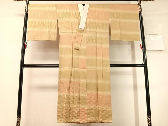 ■■■　サイズ　■■■ 身丈 140cm（肩から） 裄丈 70cm 袖丈 48cm　縫込み 4cm 袖幅 35.5cm 前幅 28cm 後幅 31cm 着物縫いこみ 内揚げ 4cm 裄 お袖側 約1cm　身頃側 約0cm ■■■　商品詳細　■■■ 【正絹・未使用】 状態は特に目立ったシミ汚れなどもなく大変良い状態です。 大変上質な逸品になります。 お安く出品致しますので、是非この機会にいかがでしょうか？ ■■■　注意事項　■■■ ■モニター発色の具合により色合いが異なる場合がございます。 ■寸法は多少の誤差が生じる場合がございますのでご了承ください。 ■縫込みの長さが左右非対称の場合は短い部分を記載しております。 左右非対称であってもご返品・お値引き等の保証は出来かねますので、ご了承の上ご購入をお願い致します。 ■シミ等のチェックには注意を払っておりますが、見落としがある場合もございますし、個人の見解も様々ですので神経質な方のご購入はお控えください。 ■汚れやシミの種類につきましては、専門ではない為、正確な判別が難しく商品説明では種類を特定せず、汚れやシミと記載させております。 恐れ入りますが、ご了承くださいますようお願い申し上げます。 ■箪笥に入っておりました着物や帯なので畳みシワや匂いがあるものもございます。 ■お休みは基本的に土日祝となりますが、その他臨時でお休みする場合がございますのでご了承ください。 ■商品の発送は平日のみの発送となります。 ■夜間と土曜、日曜日はお問い合わせの回答が遅れる場合がございます。 ■当店では、お直し、紋入れ、お手入れ等は承っておりません。 ■生地の状態（ヤケ、経年劣化等）によってはサイズ直しが出来ない場合がございます。 その点もどうかご了承のうえ、ご購入をお願いいたします。 ■弊社で取り扱う商品は一点ものにつき、時期や在庫状況に応じて金額が変更となる場合がございます。 ■検針は行っておりません。予めご了承いただきますようお願いいたします。 ■【洗える着物】と記載のある商品におきましては、商品お届け後に洗濯を行ってしまってからのご返品にはご対応しかねます。 念の為、専門店でのお手入れをお願いいたします。 ■写真に写っている物が全てになります。それ以外の付属品はございませんのでご了承ください。 ■状態に関する写真につきましては、掲載可能な写真枚数に限りがあるため、各箇所につき1枚参考画像を掲載しております。 ■着物のサイズ目安は下記を参考ください↓ ＜女性着物＞　お端折り次第で＋5cm　−1cmが着用可能サイズ 　例）身丈170cmの場合、身長160cm〜175cm ＜男性着物＞　身丈＋約25cm〜27cm程が適応身長 　例）身丈155cmの場合、身長180〜182cm