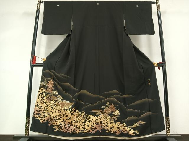 ■■■　サイズ　■■■ 身丈 155cm（肩から） 裄丈 63cm 袖丈 45cm　縫込み 4cm 袖幅 32.5cm 前幅 25cm 後幅 30cm 着物縫いこみ 内揚げ 8cm 裄 お袖側 約2cm　身頃側 約4cm ■■■　商品詳細　■■■ 【正絹・五つ紋・比翼仕立て】 状態は接写画像のように衿山・右袖・比翼衿・八掛に薄い汚れがございますが その他特に目立ったシミ汚れなどもなく大変良い状態です。 大変上質な逸品になります。 お安く出品致しますので、是非この機会にいかがでしょうか？ ■■■　注意事項　■■■ ■モニター発色の具合により色合いが異なる場合がございます。 ■寸法は多少の誤差が生じる場合がございますのでご了承ください。 ■縫込みの長さが左右非対称の場合は短い部分を記載しております。 左右非対称であってもご返品・お値引き等の保証は出来かねますので、ご了承の上ご購入をお願い致します。 ■シミ等のチェックには注意を払っておりますが、見落としがある場合もございますし、個人の見解も様々ですので神経質な方のご購入はお控えください。 ■汚れやシミの種類につきましては、専門ではない為、正確な判別が難しく商品説明では種類を特定せず、汚れやシミと記載させております。 恐れ入りますが、ご了承くださいますようお願い申し上げます。 ■箪笥に入っておりました着物や帯なので畳みシワや匂いがあるものもございます。 ■お休みは基本的に土日祝となりますが、その他臨時でお休みする場合がございますのでご了承ください。 ■商品の発送は平日のみの発送となります。 ■夜間と土曜、日曜日はお問い合わせの回答が遅れる場合がございます。 ■当店では、お直し、紋入れ、お手入れ等は承っておりません。 ■生地の状態（ヤケ、経年劣化等）によってはサイズ直しが出来ない場合がございます。 その点もどうかご了承のうえ、ご購入をお願いいたします。 ■弊社で取り扱う商品は一点ものにつき、時期や在庫状況に応じて金額が変更となる場合がございます。 ■検針は行っておりません。予めご了承いただきますようお願いいたします。 ■【洗える着物】と記載のある商品におきましては、商品お届け後に洗濯を行ってしまってからのご返品にはご対応しかねます。 念の為、専門店でのお手入れをお願いいたします。 ■写真に写っている物が全てになります。それ以外の付属品はございませんのでご了承ください。 ■状態に関する写真につきましては、掲載可能な写真枚数に限りがあるため、各箇所につき1枚参考画像を掲載しております。 ■着物のサイズ目安は下記を参考ください↓ ＜女性着物＞　お端折り次第で＋5cm　−1cmが着用可能サイズ 　例）身丈170cmの場合、身長160cm〜175cm ＜男性着物＞　身丈＋約25cm〜27cm程が適応身長 　例）身丈155cmの場合、身長180〜182cm