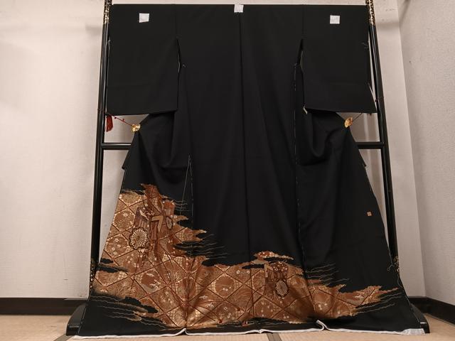 ■■■　サイズ　■■■ 反幅　35cm　　　八掛付き ※ご自身でお好みのサイズに仕立ててお召になっていただけます。 ■■■　商品詳細　■■■ 【正絹・五つ紋・石持・未使用】 状態は特に目立ったシミ汚れなどもなく大変良い状態です。 大変上質な逸品になります。 お安く出品致しますので、是非この機会にいかがでしょうか？ ■■■　注意事項　■■■ ■モニター発色の具合により色合いが異なる場合がございます。 ■寸法は多少の誤差が生じる場合がございますのでご了承ください。 ■縫込みの長さが左右非対称の場合は短い部分を記載しております。 左右非対称であってもご返品・お値引き等の保証は出来かねますので、ご了承の上ご購入をお願い致します。 ■シミ等のチェックには注意を払っておりますが、見落としがある場合もございますし、個人の見解も様々ですので神経質な方のご購入はお控えください。 ■汚れやシミの種類につきましては、専門ではない為、正確な判別が難しく商品説明では種類を特定せず、汚れやシミと記載させております。 恐れ入りますが、ご了承くださいますようお願い申し上げます。 ■箪笥に入っておりました着物や帯なので畳みシワや匂いがあるものもございます。 ■お休みは基本的に土日祝となりますが、その他臨時でお休みする場合がございますのでご了承ください。 ■商品の発送は平日のみの発送となります。 ■夜間と土曜、日曜日はお問い合わせの回答が遅れる場合がございます。 ■当店では、お直し、紋入れ、お手入れ等は承っておりません。 ■生地の状態（ヤケ、経年劣化等）によってはサイズ直しが出来ない場合がございます。 その点もどうかご了承のうえ、ご購入をお願いいたします。 ■弊社で取り扱う商品は一点ものにつき、時期や在庫状況に応じて金額が変更となる場合がございます。 ■検針は行っておりません。予めご了承いただきますようお願いいたします。 ■【洗える着物】と記載のある商品におきましては、商品お届け後に洗濯を行ってしまってからのご返品にはご対応しかねます。 念の為、専門店でのお手入れをお願いいたします。 ■写真に写っている物が全てになります。それ以外の付属品はございませんのでご了承ください。 ■状態に関する写真につきましては、掲載可能な写真枚数に限りがあるため、各箇所につき1枚参考画像を掲載しております。 ■着物のサイズ目安は下記を参考ください↓ ＜女性着物＞　お端折り次第で＋5cm　−1cmが着用可能サイズ 　例）身丈170cmの場合、身長160cm〜175cm ＜男性着物＞　身丈＋約25cm〜27cm程が適応身長 　例）身丈155cmの場合、身長180〜182cm