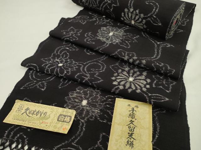 ■■■　サイズ　■■■ 長さ　　着尺分あり 幅　　　約36.5cm ■■■　商品詳細　■■■ 【綿・未使用】 状態は参考画像のように、 反端から50cm位までアクがございますが その他特に目立ったシミ汚れなどもなく大変良い状態です。 久留米絣(くるめかすり)は、日本三大絣の一つで 昭和51年には経済産業大臣指定伝統工芸品に指定された木綿を代表する織物です。 一口に絣と言っても製品になるまでの工程はくくり、染め、織りなど全30工程にも及びます。 また、「かすり」の語源は生地が織られる際に、 柄がかすれて見えることからその名が付いたと言われています。 久留米絣、最大の特徴はなんといっても経糸と緯糸を合わせて 複雑な柄を表現させる技術です。 かすりが持つ美しさや独特の風合いは熟練の職人の手によって生み出されます。 使用するほどに味が出て心地よくなる素材です。 大変上質な逸品になります。 お安く出品致しますので、是非この機会にいかがでしょうか？ ■■■　注意事項　■■■ ■モニター発色の具合により色合いが異なる場合がございます。 ■寸法は多少の誤差が生じる場合がございますのでご了承ください。 ■縫込みの長さが左右非対称の場合は短い部分を記載しております。 左右非対称であってもご返品・お値引き等の保証は出来かねますので、ご了承の上ご購入をお願い致します。 ■シミ等のチェックには注意を払っておりますが、見落としがある場合もございますし、個人の見解も様々ですので神経質な方のご購入はお控えください。 ■汚れやシミの種類につきましては、専門ではない為、正確な判別が難しく商品説明では種類を特定せず、汚れやシミと記載させております。 恐れ入りますが、ご了承くださいますようお願い申し上げます。 ■箪笥に入っておりました着物や帯なので畳みシワや匂いがあるものもございます。 ■お休みは基本的に土日祝となりますが、その他臨時でお休みする場合がございますのでご了承ください。 ■商品の発送は平日のみの発送となります。 ■夜間と土曜、日曜日はお問い合わせの回答が遅れる場合がございます。 ■当店では、お直し、紋入れ、お手入れ等は承っておりません。 ■生地の状態（ヤケ、経年劣化等）によってはサイズ直しが出来ない場合がございます。 その点もどうかご了承のうえ、ご購入をお願いいたします。 ■弊社で取り扱う商品は一点ものにつき、時期や在庫状況に応じて金額が変更となる場合がございます。 ■検針は行っておりません。予めご了承いただきますようお願いいたします。 ■【洗える着物】と記載のある商品におきましては、商品お届け後に洗濯を行ってしまってからのご返品にはご対応しかねます。 念の為、専門店でのお手入れをお願いいたします。 ■写真に写っている物が全てになります。それ以外の付属品はございませんのでご了承ください。 ■状態に関する写真につきましては、掲載可能な写真枚数に限りがあるため、各箇所につき1枚参考画像を掲載しております。 ■着物のサイズ目安は下記を参考ください↓ ＜女性着物＞　お端折り次第で＋5cm　−1cmが着用可能サイズ 　例）身丈170cmの場合、身長160cm〜175cm ＜男性着物＞　身丈＋約25cm〜27cm程が適応身長 　例）身丈155cmの場合、身長180〜182cm
