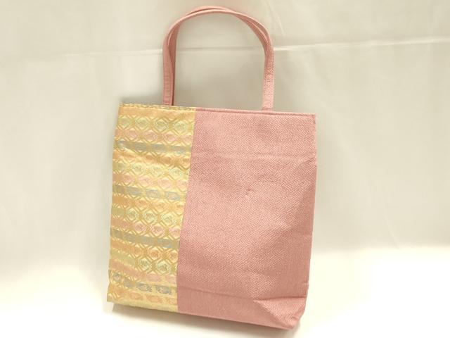 ■■■　サイズ　■■■ 横　　　26.5cm 縦　　　29cm　取っ手込み　44cm 奥行き　7.5cm ■■■　商品詳細　■■■ 状態は特に目立ったシミ汚れなどもなく大変良い状態です。 大変上質な逸品になります。 お安く出品致しますので、是非この機会にいかがでしょうか？ ■■■　注意事項　■■■ ■モニター発色の具合により色合いが異なる場合がございます。 ■寸法は多少の誤差が生じる場合がございますのでご了承ください。 ■縫込みの長さが左右非対称の場合は短い部分を記載しております。 左右非対称であってもご返品・お値引き等の保証は出来かねますので、ご了承の上ご購入をお願い致します。 ■シミ等のチェックには注意を払っておりますが、見落としがある場合もございますし、個人の見解も様々ですので神経質な方のご購入はお控えください。 ■汚れやシミの種類につきましては、専門ではない為、正確な判別が難しく商品説明では種類を特定せず、汚れやシミと記載させております。 恐れ入りますが、ご了承くださいますようお願い申し上げます。 ■箪笥に入っておりました着物や帯なので畳みシワや匂いがあるものもございます。 ■お休みは基本的に土日祝となりますが、その他臨時でお休みする場合がございますのでご了承ください。 ■商品の発送は平日のみの発送となります。 ■夜間と土曜、日曜日はお問い合わせの回答が遅れる場合がございます。 ■当店では、お直し、紋入れ、お手入れ等は承っておりません。 ■生地の状態（ヤケ、経年劣化等）によってはサイズ直しが出来ない場合がございます。 その点もどうかご了承のうえ、ご購入をお願いいたします。 ■弊社で取り扱う商品は一点ものにつき、時期や在庫状況に応じて金額が変更となる場合がございます。 ■検針は行っておりません。予めご了承いただきますようお願いいたします。 ■【洗える着物】と記載のある商品におきましては、商品お届け後に洗濯を行ってしまってからのご返品にはご対応しかねます。 念の為、専門店でのお手入れをお願いいたします。 ■写真に写っている物が全てになります。それ以外の付属品はございませんのでご了承ください。 ■状態に関する写真につきましては、掲載可能な写真枚数に限りがあるため、各箇所につき1枚参考画像を掲載しております。 ■着物のサイズ目安は下記を参考ください↓ ＜女性着物＞　お端折り次第で＋5cm　−1cmが着用可能サイズ 　例）身丈170cmの場合、身長160cm〜175cm ＜男性着物＞　身丈＋約25cm〜27cm程が適応身長 　例）身丈155cmの場合、身長180〜182cm