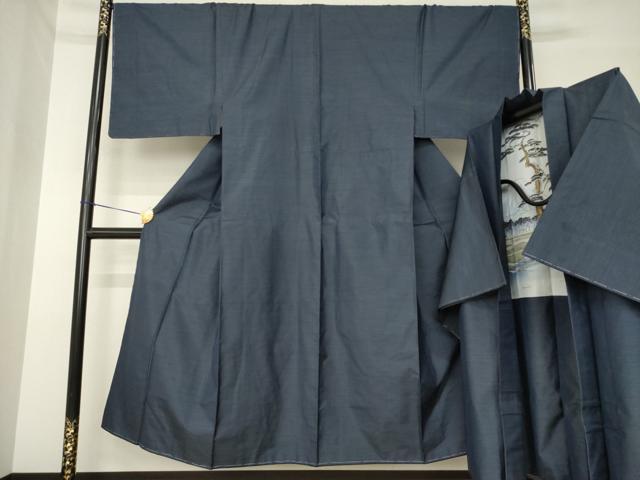 ■■■　サイズ　■■■ 【着物】 身丈 148cm（肩から） 裄丈 69.5cm 袖丈 49cm　縫込み 6cm 袖幅 36cm 前幅 24cm 後幅 31cm 着物縫いこみ 内揚げ 11cm 裄 お袖側 約1cm　身頃側 約2cm 【羽織】 身丈 99cm（肩から） 裄丈 70cm 袖丈 49cm　縫込み 5cm 袖幅 36cm 前幅 20cm 後幅 30.5cm 裄 お袖側 約1cm　身頃側 約2cm ■■■　商品詳細　■■■ 【正絹】 状態は特に目立ったシミ汚れなどもなく大変良い状態です。 大変上質な逸品になります。 お安く出品致しますので、是非この機会にいかがでしょうか？ ■■■　注意事項　■■■ ■モニター発色の具合により色合いが異なる場合がございます。 ■寸法は多少の誤差が生じる場合がございますのでご了承ください。 ■縫込みの長さが左右非対称の場合は短い部分を記載しております。 左右非対称であってもご返品・お値引き等の保証は出来かねますので、ご了承の上ご購入をお願い致します。 ■シミ等のチェックには注意を払っておりますが、見落としがある場合もございますし、個人の見解も様々ですので神経質な方のご購入はお控えください。 ■汚れやシミの種類につきましては、専門ではない為、正確な判別が難しく商品説明では種類を特定せず、汚れやシミと記載させております。 恐れ入りますが、ご了承くださいますようお願い申し上げます。 ■箪笥に入っておりました着物や帯なので畳みシワや匂いがあるものもございます。 ■お休みは基本的に土日祝となりますが、その他臨時でお休みする場合がございますのでご了承ください。 ■商品の発送は平日のみの発送となります。 ■夜間と土曜、日曜日はお問い合わせの回答が遅れる場合がございます。 ■当店では、お直し、紋入れ、お手入れ等は承っておりません。 ■生地の状態（ヤケ、経年劣化等）によってはサイズ直しが出来ない場合がございます。 その点もどうかご了承のうえ、ご購入をお願いいたします。 ■弊社で取り扱う商品は一点ものにつき、時期や在庫状況に応じて金額が変更となる場合がございます。 ■検針は行っておりません。予めご了承いただきますようお願いいたします。 ■【洗える着物】と記載のある商品におきましては、商品お届け後に洗濯を行ってしまってからのご返品にはご対応しかねます。 念の為、専門店でのお手入れをお願いいたします。 ■写真に写っている物が全てになります。それ以外の付属品はございませんのでご了承ください。 ■状態に関する写真につきましては、掲載可能な写真枚数に限りがあるため、各箇所につき1枚参考画像を掲載しております。 ■着物のサイズ目安は下記を参考ください↓ ＜女性着物＞　お端折り次第で＋5cm　−1cmが着用可能サイズ 　例）身丈170cmの場合、身長160cm〜175cm ＜男性着物＞　身丈＋約25cm〜27cm程が適応身長 　例）身丈155cmの場合、身長180〜182cm