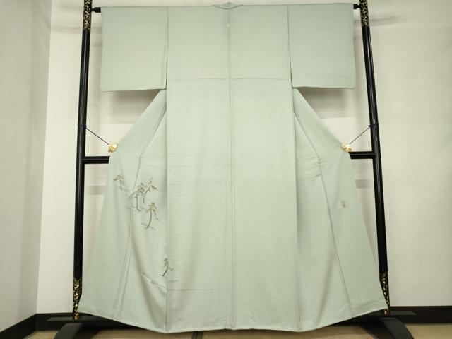 ■■■　サイズ　■■■ 身丈 156cm（肩から） 裄丈 63cm 袖丈 45cm　縫込み 4.5cm 袖幅 33cm 前幅 25cm 後幅 30cm 着物縫いこみ 内揚げ 5cm 裄 お袖側 約3cm　身頃側 約3cm ■■■　商品詳細　■■■ 【正絹・一つ紋】 状態は接写画像のように衿山に薄い汚れがございますが その他特に目立ったシミ汚れなどもなく大変良い状態です。 蘇州刺繍(そしゅうししゅう)とは、 中国江蘇省の【蘇州】という街で 2500年も前から伝わっている刺繍の一種です。 使用する糸が極めて細く、刺繍面が盛り上がらないため表面が滑らかなのが特徴です。 また、両面刺繍という技法により表裏どちらから見ても糸の結び目がなく、 両側から見ても美しい仕上がりになります。 その写実的で繊細な仕上がりから絹の絵画とも称されています。 大変上質な逸品になります。 お安く出品致しますので、是非この機会にいかがでしょうか？ ■■■　注意事項　■■■ ■モニター発色の具合により色合いが異なる場合がございます。 ■寸法は多少の誤差が生じる場合がございますのでご了承ください。 ■縫込みの長さが左右非対称の場合は短い部分を記載しております。 左右非対称であってもご返品・お値引き等の保証は出来かねますので、ご了承の上ご購入をお願い致します。 ■シミ等のチェックには注意を払っておりますが、見落としがある場合もございますし、個人の見解も様々ですので神経質な方のご購入はお控えください。 ■汚れやシミの種類につきましては、専門ではない為、正確な判別が難しく商品説明では種類を特定せず、汚れやシミと記載させております。 恐れ入りますが、ご了承くださいますようお願い申し上げます。 ■箪笥に入っておりました着物や帯なので畳みシワや匂いがあるものもございます。 ■お休みは基本的に土日祝となりますが、その他臨時でお休みする場合がございますのでご了承ください。 ■商品の発送は平日のみの発送となります。 ■夜間と土曜、日曜日はお問い合わせの回答が遅れる場合がございます。 ■当店では、お直し、紋入れ、お手入れ等は承っておりません。 ■生地の状態（ヤケ、経年劣化等）によってはサイズ直しが出来ない場合がございます。 その点もどうかご了承のうえ、ご購入をお願いいたします。 ■弊社で取り扱う商品は一点ものにつき、時期や在庫状況に応じて金額が変更となる場合がございます。 ■検針は行っておりません。予めご了承いただきますようお願いいたします。 ■【洗える着物】と記載のある商品におきましては、商品お届け後に洗濯を行ってしまってからのご返品にはご対応しかねます。 念の為、専門店でのお手入れをお願いいたします。 ■写真に写っている物が全てになります。それ以外の付属品はございませんのでご了承ください。 ■状態に関する写真につきましては、掲載可能な写真枚数に限りがあるため、各箇所につき1枚参考画像を掲載しております。 ■着物のサイズ目安は下記を参考ください↓ ＜女性着物＞　お端折り次第で＋5cm　−1cmが着用可能サイズ 　例）身丈170cmの場合、身長160cm〜175cm ＜男性着物＞　身丈＋約25cm〜27cm程が適応身長 　例）身丈155cmの場合、身長180〜182cm