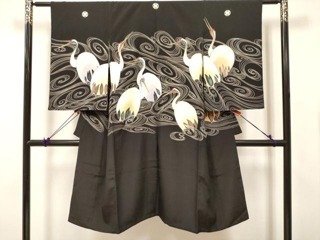 ■■■　サイズ　■■■ 【着物】 身丈 124cm（肩から） 裄丈 58cm 袖丈 62cm ■■■　商品詳細　■■■ 産着【正絹・五つ紋】 状態は接写画像のように 両袖前後・表地所々・裏地に薄い汚れがございます。 大変上質な逸品になりますので 気になる方はお手入れをされてお召しになられてはいかがでしょうか。 お安く出品致しますので、是非この機会にいかがでしょうか？ ※襦袢の付属がございません。 ※やや大きめサイズのお仕立てになりますので、ご確認の上ご入札くださいませ。 ■■■　注意事項　■■■ ■モニター発色の具合により色合いが異なる場合がございます。 ■寸法は多少の誤差が生じる場合がございますのでご了承ください。 ■縫込みの長さが左右非対称の場合は短い部分を記載しております。 左右非対称であってもご返品・お値引き等の保証は出来かねますので、ご了承の上ご購入をお願い致します。 ■シミ等のチェックには注意を払っておりますが、見落としがある場合もございますし、個人の見解も様々ですので神経質な方のご購入はお控えください。 ■汚れやシミの種類につきましては、専門ではない為、正確な判別が難しく商品説明では種類を特定せず、汚れやシミと記載させております。 恐れ入りますが、ご了承くださいますようお願い申し上げます。 ■箪笥に入っておりました着物や帯なので畳みシワや匂いがあるものもございます。 ■お休みは基本的に土日祝となりますが、その他臨時でお休みする場合がございますのでご了承ください。 ■商品の発送は平日のみの発送となります。 ■夜間と土曜、日曜日はお問い合わせの回答が遅れる場合がございます。 ■当店では、お直し、紋入れ、お手入れ等は承っておりません。 ■生地の状態（ヤケ、経年劣化等）によってはサイズ直しが出来ない場合がございます。 その点もどうかご了承のうえ、ご購入をお願いいたします。 ■弊社で取り扱う商品は一点ものにつき、時期や在庫状況に応じて金額が変更となる場合がございます。 ■検針は行っておりません。予めご了承いただきますようお願いいたします。 ■【洗える着物】と記載のある商品におきましては、商品お届け後に洗濯を行ってしまってからのご返品にはご対応しかねます。 念の為、専門店でのお手入れをお願いいたします。 ■写真に写っている物が全てになります。それ以外の付属品はございませんのでご了承ください。 ■状態に関する写真につきましては、掲載可能な写真枚数に限りがあるため、各箇所につき1枚参考画像を掲載しております。 ■着物のサイズ目安は下記を参考ください↓ ＜女性着物＞　お端折り次第で＋5cm　−1cmが着用可能サイズ 　例）身丈170cmの場合、身長160cm〜175cm ＜男性着物＞　身丈＋約25cm〜27cm程が適応身長 　例）身丈155cmの場合、身長180〜182cm