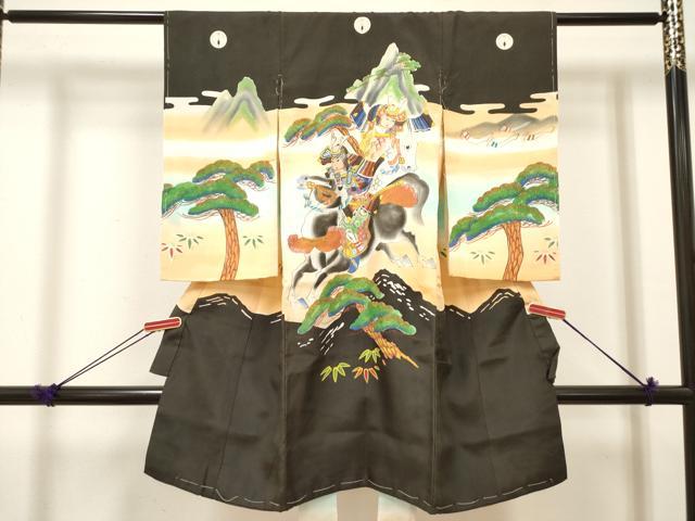 ■■■　サイズ　■■■ 【着物】 身丈 99cm（肩から） 裄丈 40.5cm 袖丈 56cm ■■■　商品詳細　■■■ 産着【正絹・五つ紋】 状態は接写画像のように 両袖前後・表地所々・裏地・裾返し・紐に薄い汚れがございます。 大変上質な逸品になりますので 気になる方はお手入れをされてお召しになられてはいかがでしょうか。 お安く出品致しますので、是非この機会にいかがでしょうか？ ※襦袢の付属がございません。 ■■■　注意事項　■■■ ■モニター発色の具合により色合いが異なる場合がございます。 ■寸法は多少の誤差が生じる場合がございますのでご了承ください。 ■縫込みの長さが左右非対称の場合は短い部分を記載しております。 左右非対称であってもご返品・お値引き等の保証は出来かねますので、ご了承の上ご購入をお願い致します。 ■シミ等のチェックには注意を払っておりますが、見落としがある場合もございますし、個人の見解も様々ですので神経質な方のご購入はお控えください。 ■汚れやシミの種類につきましては、専門ではない為、正確な判別が難しく商品説明では種類を特定せず、汚れやシミと記載させております。 恐れ入りますが、ご了承くださいますようお願い申し上げます。 ■箪笥に入っておりました着物や帯なので畳みシワや匂いがあるものもございます。 ■お休みは基本的に土日祝となりますが、その他臨時でお休みする場合がございますのでご了承ください。 ■商品の発送は平日のみの発送となります。 ■夜間と土曜、日曜日はお問い合わせの回答が遅れる場合がございます。 ■当店では、お直し、紋入れ、お手入れ等は承っておりません。 ■生地の状態（ヤケ、経年劣化等）によってはサイズ直しが出来ない場合がございます。 その点もどうかご了承のうえ、ご購入をお願いいたします。 ■弊社で取り扱う商品は一点ものにつき、時期や在庫状況に応じて金額が変更となる場合がございます。 ■検針は行っておりません。予めご了承いただきますようお願いいたします。 ■【洗える着物】と記載のある商品におきましては、商品お届け後に洗濯を行ってしまってからのご返品にはご対応しかねます。 念の為、専門店でのお手入れをお願いいたします。 ■写真に写っている物が全てになります。それ以外の付属品はございませんのでご了承ください。 ■状態に関する写真につきましては、掲載可能な写真枚数に限りがあるため、各箇所につき1枚参考画像を掲載しております。 ■着物のサイズ目安は下記を参考ください↓ ＜女性着物＞　お端折り次第で＋5cm　−1cmが着用可能サイズ 　例）身丈170cmの場合、身長160cm〜175cm ＜男性着物＞　身丈＋約25cm〜27cm程が適応身長 　例）身丈155cmの場合、身長180〜182cm