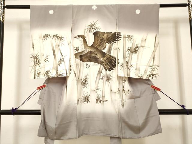 ■■■　サイズ　■■■ 【着物】 身丈 97cm（肩から） 裄丈 48cm 袖丈 56cm ■■■　商品詳細　■■■ 産着【正絹・五つ紋】 状態は接写画像のように 衿山・衿裏・右袖前・後身頃・裏地・紐に薄い汚れがございますが その他特に目立ったシミ汚れなどもなく大変良い状態です。 大変上質な逸品になります。 お安く出品致しますので、是非この機会にいかがでしょうか？ ※襦袢の付属がございません。 ※若干たたみシワがございます。 ■■■　注意事項　■■■ ■モニター発色の具合により色合いが異なる場合がございます。 ■寸法は多少の誤差が生じる場合がございますのでご了承ください。 ■縫込みの長さが左右非対称の場合は短い部分を記載しております。 左右非対称であってもご返品・お値引き等の保証は出来かねますので、ご了承の上ご購入をお願い致します。 ■シミ等のチェックには注意を払っておりますが、見落としがある場合もございますし、個人の見解も様々ですので神経質な方のご購入はお控えください。 ■汚れやシミの種類につきましては、専門ではない為、正確な判別が難しく商品説明では種類を特定せず、汚れやシミと記載させております。 恐れ入りますが、ご了承くださいますようお願い申し上げます。 ■箪笥に入っておりました着物や帯なので畳みシワや匂いがあるものもございます。 ■お休みは基本的に土日祝となりますが、その他臨時でお休みする場合がございますのでご了承ください。 ■商品の発送は平日のみの発送となります。 ■夜間と土曜、日曜日はお問い合わせの回答が遅れる場合がございます。 ■当店では、お直し、紋入れ、お手入れ等は承っておりません。 ■生地の状態（ヤケ、経年劣化等）によってはサイズ直しが出来ない場合がございます。 その点もどうかご了承のうえ、ご購入をお願いいたします。 ■弊社で取り扱う商品は一点ものにつき、時期や在庫状況に応じて金額が変更となる場合がございます。 ■検針は行っておりません。予めご了承いただきますようお願いいたします。 ■【洗える着物】と記載のある商品におきましては、商品お届け後に洗濯を行ってしまってからのご返品にはご対応しかねます。 念の為、専門店でのお手入れをお願いいたします。 ■写真に写っている物が全てになります。それ以外の付属品はございませんのでご了承ください。 ■状態に関する写真につきましては、掲載可能な写真枚数に限りがあるため、各箇所につき1枚参考画像を掲載しております。 ■着物のサイズ目安は下記を参考ください↓ ＜女性着物＞　お端折り次第で＋5cm　−1cmが着用可能サイズ 　例）身丈170cmの場合、身長160cm〜175cm ＜男性着物＞　身丈＋約25cm〜27cm程が適応身長 　例）身丈155cmの場合、身長180〜182cm