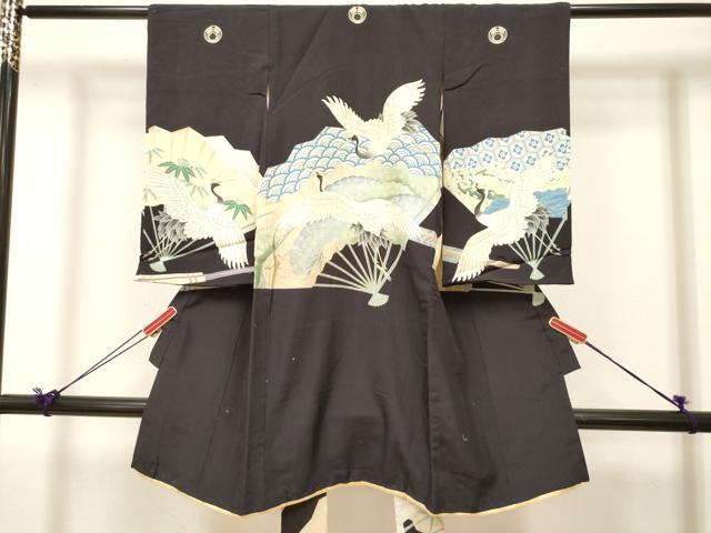 ■■■　サイズ　■■■ 【着物】 身丈 95cm（肩から） 裄丈 40.5cm 袖丈 56cm ■■■　商品詳細　■■■ 産着【正絹・五つ紋】 状態は接写画像のように表地に中綿の飛び出し、 両袖前後・表地所々・裏地・袖中・紐に薄い汚れがございます。 大変上質な逸品になりますので 気になる方はお手入れをされてお召しになられてはいかがでしょうか。 お安く出品致しますので、是非この機会にいかがでしょうか？ ※襦袢の付属がございません。 ※中綿入りのお品になります。 ■■■　注意事項　■■■ ■モニター発色の具合により色合いが異なる場合がございます。 ■寸法は多少の誤差が生じる場合がございますのでご了承ください。 ■縫込みの長さが左右非対称の場合は短い部分を記載しております。 左右非対称であってもご返品・お値引き等の保証は出来かねますので、ご了承の上ご購入をお願い致します。 ■シミ等のチェックには注意を払っておりますが、見落としがある場合もございますし、個人の見解も様々ですので神経質な方のご購入はお控えください。 ■汚れやシミの種類につきましては、専門ではない為、正確な判別が難しく商品説明では種類を特定せず、汚れやシミと記載させております。 恐れ入りますが、ご了承くださいますようお願い申し上げます。 ■箪笥に入っておりました着物や帯なので畳みシワや匂いがあるものもございます。 ■お休みは基本的に土日祝となりますが、その他臨時でお休みする場合がございますのでご了承ください。 ■商品の発送は平日のみの発送となります。 ■夜間と土曜、日曜日はお問い合わせの回答が遅れる場合がございます。 ■当店では、お直し、紋入れ、お手入れ等は承っておりません。 ■生地の状態（ヤケ、経年劣化等）によってはサイズ直しが出来ない場合がございます。 その点もどうかご了承のうえ、ご購入をお願いいたします。 ■弊社で取り扱う商品は一点ものにつき、時期や在庫状況に応じて金額が変更となる場合がございます。 ■検針は行っておりません。予めご了承いただきますようお願いいたします。 ■【洗える着物】と記載のある商品におきましては、商品お届け後に洗濯を行ってしまってからのご返品にはご対応しかねます。 念の為、専門店でのお手入れをお願いいたします。 ■写真に写っている物が全てになります。それ以外の付属品はございませんのでご了承ください。 ■状態に関する写真につきましては、掲載可能な写真枚数に限りがあるため、各箇所につき1枚参考画像を掲載しております。 ■着物のサイズ目安は下記を参考ください↓ ＜女性着物＞　お端折り次第で＋5cm　−1cmが着用可能サイズ 　例）身丈170cmの場合、身長160cm〜175cm ＜男性着物＞　身丈＋約25cm〜27cm程が適応身長 　例）身丈155cmの場合、身長180〜182cm