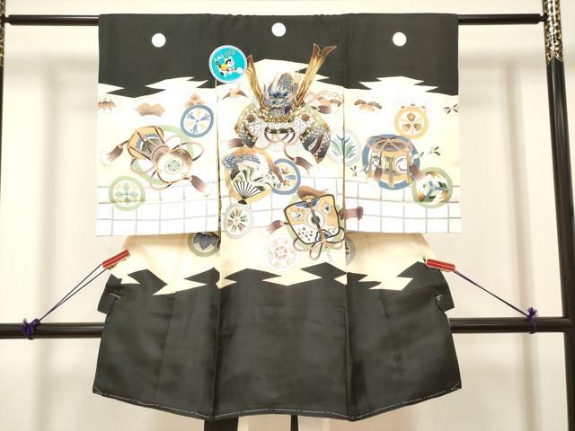■■■　サイズ　■■■ 【着物】 身丈 99cm（肩から） 裄丈 44cm 袖丈 57cm ■■■　商品詳細　■■■ 産着【表地：正絹・襦袢：化繊・石持五つ紋】 状態は接写画像のように 両袖前後・下前・下前おくみ・裏地・襦袢表地・裏地に薄い汚れがございますが その他特に目立ったシミ汚れなどもなく大変良い状態です。 大変上質な逸品になります。 お安く出品致しますので、是非この機会にいかがでしょうか？ ■■■　注意事項　■■■ ■モニター発色の具合により色合いが異なる場合がございます。 ■寸法は多少の誤差が生じる場合がございますのでご了承ください。 ■縫込みの長さが左右非対称の場合は短い部分を記載しております。 左右非対称であってもご返品・お値引き等の保証は出来かねますので、ご了承の上ご購入をお願い致します。 ■シミ等のチェックには注意を払っておりますが、見落としがある場合もございますし、個人の見解も様々ですので神経質な方のご購入はお控えください。 ■汚れやシミの種類につきましては、専門ではない為、正確な判別が難しく商品説明では種類を特定せず、汚れやシミと記載させております。 恐れ入りますが、ご了承くださいますようお願い申し上げます。 ■箪笥に入っておりました着物や帯なので畳みシワや匂いがあるものもございます。 ■お休みは基本的に土日祝となりますが、その他臨時でお休みする場合がございますのでご了承ください。 ■商品の発送は平日のみの発送となります。 ■夜間と土曜、日曜日はお問い合わせの回答が遅れる場合がございます。 ■当店では、お直し、紋入れ、お手入れ等は承っておりません。 ■生地の状態（ヤケ、経年劣化等）によってはサイズ直しが出来ない場合がございます。 その点もどうかご了承のうえ、ご購入をお願いいたします。 ■弊社で取り扱う商品は一点ものにつき、時期や在庫状況に応じて金額が変更となる場合がございます。 ■検針は行っておりません。予めご了承いただきますようお願いいたします。 ■【洗える着物】と記載のある商品におきましては、商品お届け後に洗濯を行ってしまってからのご返品にはご対応しかねます。 念の為、専門店でのお手入れをお願いいたします。 ■写真に写っている物が全てになります。それ以外の付属品はございませんのでご了承ください。 ■状態に関する写真につきましては、掲載可能な写真枚数に限りがあるため、各箇所につき1枚参考画像を掲載しております。 ■着物のサイズ目安は下記を参考ください↓ ＜女性着物＞　お端折り次第で＋5cm　−1cmが着用可能サイズ 　例）身丈170cmの場合、身長160cm〜175cm ＜男性着物＞　身丈＋約25cm〜27cm程が適応身長 　例）身丈155cmの場合、身長180〜182cm