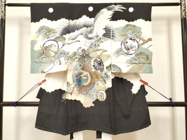 ■■■　サイズ　■■■ 【着物】 身丈 98.5cm（肩から） 裄丈 47cm 袖丈 56.5cm ■■■　商品詳細　■■■ 産着【表地：正絹・襦袢：化繊・石持五つ紋】 状態は接写画像のように右袖前に箔移り、 衿・下前・襦袢表地・裏地・紐に薄い汚れ、表地に箔剥がれがございますが その他特に目立ったシミ汚れなどもなく大変良い状態です。 大変上質な逸品になります。 お安く出品致しますので、是非この機会にいかがでしょうか？ ※若干たたみシワがございます。 ■■■　注意事項　■■■ ■モニター発色の具合により色合いが異なる場合がございます。 ■寸法は多少の誤差が生じる場合がございますのでご了承ください。 ■縫込みの長さが左右非対称の場合は短い部分を記載しております。 左右非対称であってもご返品・お値引き等の保証は出来かねますので、ご了承の上ご購入をお願い致します。 ■シミ等のチェックには注意を払っておりますが、見落としがある場合もございますし、個人の見解も様々ですので神経質な方のご購入はお控えください。 ■汚れやシミの種類につきましては、専門ではない為、正確な判別が難しく商品説明では種類を特定せず、汚れやシミと記載させております。 恐れ入りますが、ご了承くださいますようお願い申し上げます。 ■箪笥に入っておりました着物や帯なので畳みシワや匂いがあるものもございます。 ■お休みは基本的に土日祝となりますが、その他臨時でお休みする場合がございますのでご了承ください。 ■商品の発送は平日のみの発送となります。 ■夜間と土曜、日曜日はお問い合わせの回答が遅れる場合がございます。 ■当店では、お直し、紋入れ、お手入れ等は承っておりません。 ■生地の状態（ヤケ、経年劣化等）によってはサイズ直しが出来ない場合がございます。 その点もどうかご了承のうえ、ご購入をお願いいたします。 ■弊社で取り扱う商品は一点ものにつき、時期や在庫状況に応じて金額が変更となる場合がございます。 ■検針は行っておりません。予めご了承いただきますようお願いいたします。 ■【洗える着物】と記載のある商品におきましては、商品お届け後に洗濯を行ってしまってからのご返品にはご対応しかねます。 念の為、専門店でのお手入れをお願いいたします。 ■写真に写っている物が全てになります。それ以外の付属品はございませんのでご了承ください。 ■状態に関する写真につきましては、掲載可能な写真枚数に限りがあるため、各箇所につき1枚参考画像を掲載しております。 ■着物のサイズ目安は下記を参考ください↓ ＜女性着物＞　お端折り次第で＋5cm　−1cmが着用可能サイズ 　例）身丈170cmの場合、身長160cm〜175cm ＜男性着物＞　身丈＋約25cm〜27cm程が適応身長 　例）身丈155cmの場合、身長180〜182cm