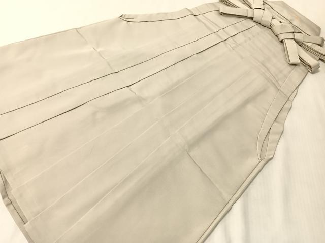 ■■■　サイズ　■■■ 紐下丈　約81cm ■■■　商品詳細　■■■ 【正絹】 状態は特に目立ったシミ汚れなどもなく大変良い状態です。 大変上質な逸品になります。 お安く出品致しますので、是非この機会にいかがでしょうか？ ※腰板に為書きがござます。 ■■■　注意事項　■■■ ■モニター発色の具合により色合いが異なる場合がございます。 ■寸法は多少の誤差が生じる場合がございますのでご了承ください。 ■縫込みの長さが左右非対称の場合は短い部分を記載しております。 左右非対称であってもご返品・お値引き等の保証は出来かねますので、ご了承の上ご購入をお願い致します。 ■シミ等のチェックには注意を払っておりますが、見落としがある場合もございますし、個人の見解も様々ですので神経質な方のご購入はお控えください。 ■汚れやシミの種類につきましては、専門ではない為、正確な判別が難しく商品説明では種類を特定せず、汚れやシミと記載させております。 恐れ入りますが、ご了承くださいますようお願い申し上げます。 ■箪笥に入っておりました着物や帯なので畳みシワや匂いがあるものもございます。 ■お休みは基本的に土日祝となりますが、その他臨時でお休みする場合がございますのでご了承ください。 ■商品の発送は平日のみの発送となります。 ■夜間と土曜、日曜日はお問い合わせの回答が遅れる場合がございます。 ■当店では、お直し、紋入れ、お手入れ等は承っておりません。 ■生地の状態（ヤケ、経年劣化等）によってはサイズ直しが出来ない場合がございます。 その点もどうかご了承のうえ、ご購入をお願いいたします。 ■弊社で取り扱う商品は一点ものにつき、時期や在庫状況に応じて金額が変更となる場合がございます。 ■検針は行っておりません。予めご了承いただきますようお願いいたします。 ■【洗える着物】と記載のある商品におきましては、商品お届け後に洗濯を行ってしまってからのご返品にはご対応しかねます。 念の為、専門店でのお手入れをお願いいたします。 ■写真に写っている物が全てになります。それ以外の付属品はございませんのでご了承ください。 ■状態に関する写真につきましては、掲載可能な写真枚数に限りがあるため、各箇所につき1枚参考画像を掲載しております。 ■着物のサイズ目安は下記を参考ください↓ ＜女性着物＞　お端折り次第で＋5cm　−1cmが着用可能サイズ 　例）身丈170cmの場合、身長160cm〜175cm ＜男性着物＞　身丈＋約25cm〜27cm程が適応身長 　例）身丈155cmの場合、身長180〜182cm