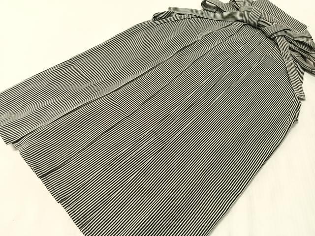 ■■■　サイズ　■■■ 紐下丈　約86cm ■■■　商品詳細　■■■ 【ポリエステル：65％・レーヨン35％】 状態は特に目立ったシミ汚れなどもなく大変良い状態です。 お安く出品致しますので、是非この機会にいかがでしょうか？ ■■■　注意事項　■■■ ■モニター発色の具合により色合いが異なる場合がございます。 ■寸法は多少の誤差が生じる場合がございますのでご了承ください。 ■縫込みの長さが左右非対称の場合は短い部分を記載しております。 左右非対称であってもご返品・お値引き等の保証は出来かねますので、ご了承の上ご購入をお願い致します。 ■シミ等のチェックには注意を払っておりますが、見落としがある場合もございますし、個人の見解も様々ですので神経質な方のご購入はお控えください。 ■汚れやシミの種類につきましては、専門ではない為、正確な判別が難しく商品説明では種類を特定せず、汚れやシミと記載させております。 恐れ入りますが、ご了承くださいますようお願い申し上げます。 ■箪笥に入っておりました着物や帯なので畳みシワや匂いがあるものもございます。 ■お休みは基本的に土日祝となりますが、その他臨時でお休みする場合がございますのでご了承ください。 ■商品の発送は平日のみの発送となります。 ■夜間と土曜、日曜日はお問い合わせの回答が遅れる場合がございます。 ■当店では、お直し、紋入れ、お手入れ等は承っておりません。 ■生地の状態（ヤケ、経年劣化等）によってはサイズ直しが出来ない場合がございます。 その点もどうかご了承のうえ、ご購入をお願いいたします。 ■弊社で取り扱う商品は一点ものにつき、時期や在庫状況に応じて金額が変更となる場合がございます。 ■検針は行っておりません。予めご了承いただきますようお願いいたします。 ■【洗える着物】と記載のある商品におきましては、商品お届け後に洗濯を行ってしまってからのご返品にはご対応しかねます。 念の為、専門店でのお手入れをお願いいたします。 ■写真に写っている物が全てになります。それ以外の付属品はございませんのでご了承ください。 ■状態に関する写真につきましては、掲載可能な写真枚数に限りがあるため、各箇所につき1枚参考画像を掲載しております。 ■着物のサイズ目安は下記を参考ください↓ ＜女性着物＞　お端折り次第で＋5cm　−1cmが着用可能サイズ 　例）身丈170cmの場合、身長160cm〜175cm ＜男性着物＞　身丈＋約25cm〜27cm程が適応身長 　例）身丈155cmの場合、身長180〜182cm