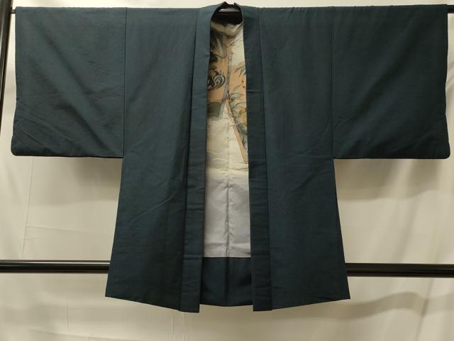 ■■■　サイズ　■■■ 身丈 84.5cm（肩から） 裄丈 66cm 袖丈 46cm　縫込み 3cm 袖幅 33.5cm 前幅 19cm 後幅 30.5cm 裄 お袖側 約4cm　身頃側 約4.5cm ■■■　商品詳細　■■■ 【正絹】 状態は特に目立ったシミ汚れなどもなく大変良い状態です。 大変上質な逸品になります。 お安く出品致しますので、是非この機会にいかがでしょうか？ ■■■　注意事項　■■■ ■モニター発色の具合により色合いが異なる場合がございます。 ■寸法は多少の誤差が生じる場合がございますのでご了承ください。 ■縫込みの長さが左右非対称の場合は短い部分を記載しております。 左右非対称であってもご返品・お値引き等の保証は出来かねますので、ご了承の上ご購入をお願い致します。 ■シミ等のチェックには注意を払っておりますが、見落としがある場合もございますし、個人の見解も様々ですので神経質な方のご購入はお控えください。 ■汚れやシミの種類につきましては、専門ではない為、正確な判別が難しく商品説明では種類を特定せず、汚れやシミと記載させております。 恐れ入りますが、ご了承くださいますようお願い申し上げます。 ■箪笥に入っておりました着物や帯なので畳みシワや匂いがあるものもございます。 ■お休みは基本的に土日祝となりますが、その他臨時でお休みする場合がございますのでご了承ください。 ■商品の発送は平日のみの発送となります。 ■夜間と土曜、日曜日はお問い合わせの回答が遅れる場合がございます。 ■当店では、お直し、紋入れ、お手入れ等は承っておりません。 ■生地の状態（ヤケ、経年劣化等）によってはサイズ直しが出来ない場合がございます。 その点もどうかご了承のうえ、ご購入をお願いいたします。 ■弊社で取り扱う商品は一点ものにつき、時期や在庫状況に応じて金額が変更となる場合がございます。 ■検針は行っておりません。予めご了承いただきますようお願いいたします。 ■【洗える着物】と記載のある商品におきましては、商品お届け後に洗濯を行ってしまってからのご返品にはご対応しかねます。 念の為、専門店でのお手入れをお願いいたします。 ■写真に写っている物が全てになります。それ以外の付属品はございませんのでご了承ください。 ■状態に関する写真につきましては、掲載可能な写真枚数に限りがあるため、各箇所につき1枚参考画像を掲載しております。 ■着物のサイズ目安は下記を参考ください↓ ＜女性着物＞　お端折り次第で＋5cm　−1cmが着用可能サイズ 　例）身丈170cmの場合、身長160cm〜175cm ＜男性着物＞　身丈＋約25cm〜27cm程が適応身長 　例）身丈155cmの場合、身長180〜182cm