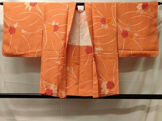 ■■■　サイズ　■■■ 身丈 76cm（肩から） 裄丈 64.5cm 袖丈 46.5cm　縫込み 2.5cm 袖幅 33cm 前幅 17.5cm 後幅 29cm 裄 お袖側 約0cm　身頃側 約1.5cm ■■■　商品詳細　■■■ 【正絹・未使用】 状態は特に目立ったシミ汚れなどもなく大変良い状態です。 大変上質な逸品になります。 お安く出品致しますので、是非この機会にいかがでしょうか？ ■■■　注意事項　■■■ ■モニター発色の具合により色合いが異なる場合がございます。 ■寸法は多少の誤差が生じる場合がございますのでご了承ください。 ■縫込みの長さが左右非対称の場合は短い部分を記載しております。 左右非対称であってもご返品・お値引き等の保証は出来かねますので、ご了承の上ご購入をお願い致します。 ■シミ等のチェックには注意を払っておりますが、見落としがある場合もございますし、個人の見解も様々ですので神経質な方のご購入はお控えください。 ■汚れやシミの種類につきましては、専門ではない為、正確な判別が難しく商品説明では種類を特定せず、汚れやシミと記載させております。 恐れ入りますが、ご了承くださいますようお願い申し上げます。 ■箪笥に入っておりました着物や帯なので畳みシワや匂いがあるものもございます。 ■お休みは基本的に土日祝となりますが、その他臨時でお休みする場合がございますのでご了承ください。 ■商品の発送は平日のみの発送となります。 ■夜間と土曜、日曜日はお問い合わせの回答が遅れる場合がございます。 ■当店では、お直し、紋入れ、お手入れ等は承っておりません。 ■生地の状態（ヤケ、経年劣化等）によってはサイズ直しが出来ない場合がございます。 その点もどうかご了承のうえ、ご購入をお願いいたします。 ■弊社で取り扱う商品は一点ものにつき、時期や在庫状況に応じて金額が変更となる場合がございます。 ■検針は行っておりません。予めご了承いただきますようお願いいたします。 ■【洗える着物】と記載のある商品におきましては、商品お届け後に洗濯を行ってしまってからのご返品にはご対応しかねます。 念の為、専門店でのお手入れをお願いいたします。 ■写真に写っている物が全てになります。それ以外の付属品はございませんのでご了承ください。 ■状態に関する写真につきましては、掲載可能な写真枚数に限りがあるため、各箇所につき1枚参考画像を掲載しております。 ■着物のサイズ目安は下記を参考ください↓ ＜女性着物＞　お端折り次第で＋5cm　−1cmが着用可能サイズ 　例）身丈170cmの場合、身長160cm〜175cm ＜男性着物＞　身丈＋約25cm〜27cm程が適応身長 　例）身丈155cmの場合、身長180〜182cm