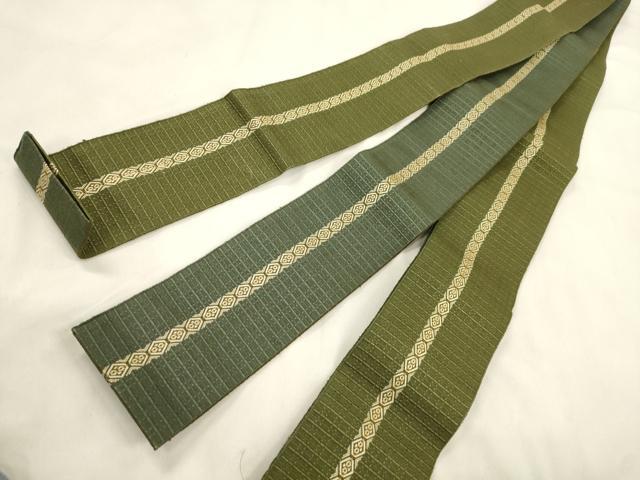 ■■■　サイズ　■■■ 長さ 382cm 幅 9.5cm程 ■■■　商品詳細　■■■ 【正絹・未使用】 状態は一度も締めておらず 特に目立ったシミ汚れなどもなく大変良い状態です。 本場筑前博多織は、 福岡県福岡市博多区やその周辺で生産される絹織物です。 仏具のひとつである独鈷、華皿を基にした幾何学模様が織られています。 江戸時代に筑前藩主だった黒田長政が幕府への献上品にしたことから、 博多献上、献上博多とも呼ばれます。 横畝が際立って見える経畝織りという織りになっています。 30～60本の細い経糸を使うため、こしやはりがあり、 地合が硬く、光沢感があります。 きちんと締まり、くずれにくい、締めやすい帯といわれています。 大変上質な逸品になります。 お安く出品致しますので、是非この機会にいかがでしょうか？ ■■■　注意事項　■■■ ■モニター発色の具合により色合いが異なる場合がございます。 ■寸法は多少の誤差が生じる場合がございますのでご了承ください。 ■縫込みの長さが左右非対称の場合は短い部分を記載しております。 左右非対称であってもご返品・お値引き等の保証は出来かねますので、ご了承の上ご購入をお願い致します。 ■シミ等のチェックには注意を払っておりますが、見落としがある場合もございますし、個人の見解も様々ですので神経質な方のご購入はお控えください。 ■汚れやシミの種類につきましては、専門ではない為、正確な判別が難しく商品説明では種類を特定せず、汚れやシミと記載させております。 恐れ入りますが、ご了承くださいますようお願い申し上げます。 ■箪笥に入っておりました着物や帯なので畳みシワや匂いがあるものもございます。 ■お休みは基本的に土日祝となりますが、その他臨時でお休みする場合がございますのでご了承ください。 ■商品の発送は平日のみの発送となります。 ■夜間と土曜、日曜日はお問い合わせの回答が遅れる場合がございます。 ■当店では、お直し、紋入れ、お手入れ等は承っておりません。 ■生地の状態（ヤケ、経年劣化等）によってはサイズ直しが出来ない場合がございます。 その点もどうかご了承のうえ、ご購入をお願いいたします。 ■弊社で取り扱う商品は一点ものにつき、時期や在庫状況に応じて金額が変更となる場合がございます。 ■検針は行っておりません。予めご了承いただきますようお願いいたします。 ■【洗える着物】と記載のある商品におきましては、商品お届け後に洗濯を行ってしまってからのご返品にはご対応しかねます。 念の為、専門店でのお手入れをお願いいたします。 ■写真に写っている物が全てになります。それ以外の付属品はございませんのでご了承ください。 ■状態に関する写真につきましては、掲載可能な写真枚数に限りがあるため、各箇所につき1枚参考画像を掲載しております。 ■着物のサイズ目安は下記を参考ください↓ ＜女性着物＞　お端折り次第で＋5cm　−1cmが着用可能サイズ 　例）身丈170cmの場合、身長160cm〜175cm ＜男性着物＞　身丈＋約25cm〜27cm程が適応身長 　例）身丈155cmの場合、身長180〜182cm