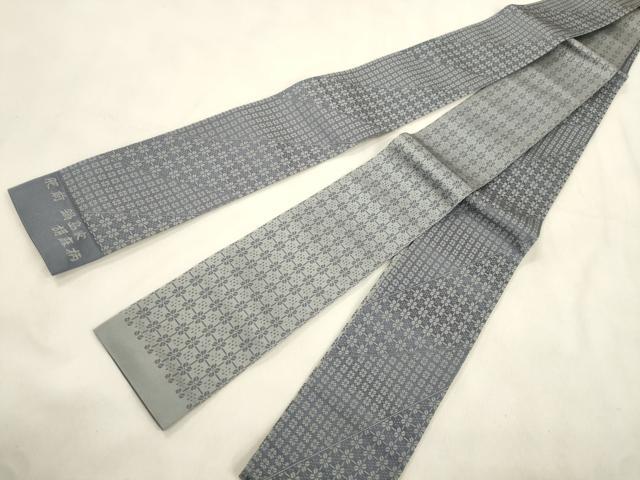■■■　サイズ　■■■ 長さ 422cm 幅 9.5cm程 ■■■　商品詳細　■■■ 【正絹】 状態は締めてはおりますが 特に目立ったシミ汚れなどもなく大変良い状態です。 本場筑前博多織は、 福岡県福岡市博多区やその周辺で生産される絹織物です。 仏具のひとつである独鈷、華皿を基にした幾何学模様が織られています。 江戸時代に筑前藩主だった黒田長政が幕府への献上品にしたことから、 博多献上、献上博多とも呼ばれます。 横畝が際立って見える経畝織りという織りになっています。 30～60本の細い経糸を使うため、こしやはりがあり、 地合が硬く、光沢感があります。 きちんと締まり、くずれにくい、締めやすい帯といわれています。 大変上質な逸品になります。 お安く出品致しますので、是非この機会にいかがでしょうか？ ※両側未かがりですが着用には問題ありません。 ■■■　注意事項　■■■ ■モニター発色の具合により色合いが異なる場合がございます。 ■寸法は多少の誤差が生じる場合がございますのでご了承ください。 ■縫込みの長さが左右非対称の場合は短い部分を記載しております。 左右非対称であってもご返品・お値引き等の保証は出来かねますので、ご了承の上ご購入をお願い致します。 ■シミ等のチェックには注意を払っておりますが、見落としがある場合もございますし、個人の見解も様々ですので神経質な方のご購入はお控えください。 ■汚れやシミの種類につきましては、専門ではない為、正確な判別が難しく商品説明では種類を特定せず、汚れやシミと記載させております。 恐れ入りますが、ご了承くださいますようお願い申し上げます。 ■箪笥に入っておりました着物や帯なので畳みシワや匂いがあるものもございます。 ■お休みは基本的に土日祝となりますが、その他臨時でお休みする場合がございますのでご了承ください。 ■商品の発送は平日のみの発送となります。 ■夜間と土曜、日曜日はお問い合わせの回答が遅れる場合がございます。 ■当店では、お直し、紋入れ、お手入れ等は承っておりません。 ■生地の状態（ヤケ、経年劣化等）によってはサイズ直しが出来ない場合がございます。 その点もどうかご了承のうえ、ご購入をお願いいたします。 ■弊社で取り扱う商品は一点ものにつき、時期や在庫状況に応じて金額が変更となる場合がございます。 ■検針は行っておりません。予めご了承いただきますようお願いいたします。 ■【洗える着物】と記載のある商品におきましては、商品お届け後に洗濯を行ってしまってからのご返品にはご対応しかねます。 念の為、専門店でのお手入れをお願いいたします。 ■写真に写っている物が全てになります。それ以外の付属品はございませんのでご了承ください。 ■状態に関する写真につきましては、掲載可能な写真枚数に限りがあるため、各箇所につき1枚参考画像を掲載しております。 ■着物のサイズ目安は下記を参考ください↓ ＜女性着物＞　お端折り次第で＋5cm　−1cmが着用可能サイズ 　例）身丈170cmの場合、身長160cm〜175cm ＜男性着物＞　身丈＋約25cm〜27cm程が適応身長 　例）身丈155cmの場合、身長180〜182cm