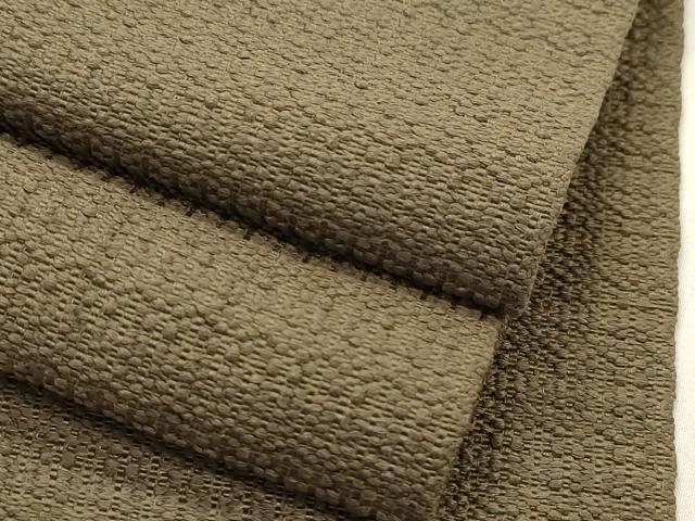 ■■■　サイズ　■■■ 長さ 380cm 幅 9cm程 ■■■　商品詳細　■■■ 【正絹】 状態は締めてはおりますが 特に目立ったシミ汚れなどもなく大変良い状態です。 本場筑前博多織は、 福岡県福岡市博多区やその周辺で生産される絹織物です。 仏具のひとつである独鈷、華皿を基にした幾何学模様が織られています。 江戸時代に筑前藩主だった黒田長政が幕府への献上品にしたことから、 博多献上、献上博多とも呼ばれます。 横畝が際立って見える経畝織りという織りになっています。 30～60本の細い経糸を使うため、こしやはりがあり、 地合が硬く、光沢感があります。 きちんと締まり、くずれにくい、締めやすい帯といわれています。 大変上質な逸品になります。 お安く出品致しますので、是非この機会にいかがでしょうか？ ※両側未かがりですが着用には問題ありません。 ※たれ先に糸よれがございます。 ■■■　注意事項　■■■ ■モニター発色の具合により色合いが異なる場合がございます。 ■寸法は多少の誤差が生じる場合がございますのでご了承ください。 ■縫込みの長さが左右非対称の場合は短い部分を記載しております。 左右非対称であってもご返品・お値引き等の保証は出来かねますので、ご了承の上ご購入をお願い致します。 ■シミ等のチェックには注意を払っておりますが、見落としがある場合もございますし、個人の見解も様々ですので神経質な方のご購入はお控えください。 ■汚れやシミの種類につきましては、専門ではない為、正確な判別が難しく商品説明では種類を特定せず、汚れやシミと記載させております。 恐れ入りますが、ご了承くださいますようお願い申し上げます。 ■箪笥に入っておりました着物や帯なので畳みシワや匂いがあるものもございます。 ■お休みは基本的に土日祝となりますが、その他臨時でお休みする場合がございますのでご了承ください。 ■商品の発送は平日のみの発送となります。 ■夜間と土曜、日曜日はお問い合わせの回答が遅れる場合がございます。 ■当店では、お直し、紋入れ、お手入れ等は承っておりません。 ■生地の状態（ヤケ、経年劣化等）によってはサイズ直しが出来ない場合がございます。 その点もどうかご了承のうえ、ご購入をお願いいたします。 ■弊社で取り扱う商品は一点ものにつき、時期や在庫状況に応じて金額が変更となる場合がございます。 ■検針は行っておりません。予めご了承いただきますようお願いいたします。 ■【洗える着物】と記載のある商品におきましては、商品お届け後に洗濯を行ってしまってからのご返品にはご対応しかねます。 念の為、専門店でのお手入れをお願いいたします。 ■写真に写っている物が全てになります。それ以外の付属品はございませんのでご了承ください。 ■状態に関する写真につきましては、掲載可能な写真枚数に限りがあるため、各箇所につき1枚参考画像を掲載しております。 ■着物のサイズ目安は下記を参考ください↓ ＜女性着物＞　お端折り次第で＋5cm　−1cmが着用可能サイズ 　例）身丈170cmの場合、身長160cm〜175cm ＜男性着物＞　身丈＋約25cm〜27cm程が適応身長 　例）身丈155cmの場合、身長180〜182cm