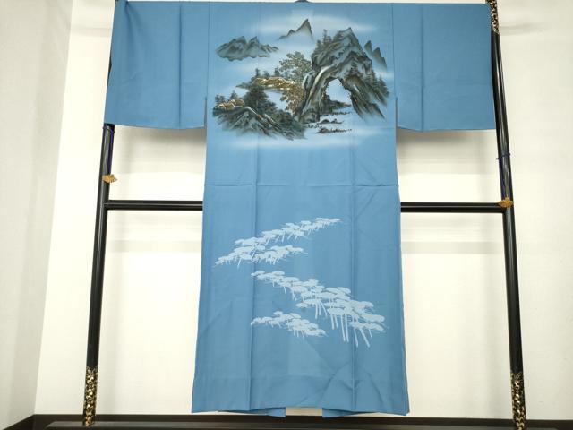 ■■■　サイズ　■■■ 身丈 144cm（肩から） 裄丈 70.5cm 袖丈 51cm　縫込み 4.5cm 袖幅 36.5cm 前幅 33cm 後幅 34.5cm 着物縫いこみ 内揚げ 0cm 裄 お袖側 約4cm　身頃側 約3cm ■■■　商品詳細　■■■ 【化繊】 状態は接写画像のように後身頃に薄い汚れがございますが その他特に目立ったシミ汚れなどもなく大変良い状態です。 お安く出品致しますので、是非この機会にいかがでしょうか？ ■■■　注意事項　■■■ ■モニター発色の具合により色合いが異なる場合がございます。 ■寸法は多少の誤差が生じる場合がございますのでご了承ください。 ■縫込みの長さが左右非対称の場合は短い部分を記載しております。 左右非対称であってもご返品・お値引き等の保証は出来かねますので、ご了承の上ご購入をお願い致します。 ■シミ等のチェックには注意を払っておりますが、見落としがある場合もございますし、個人の見解も様々ですので神経質な方のご購入はお控えください。 ■汚れやシミの種類につきましては、専門ではない為、正確な判別が難しく商品説明では種類を特定せず、汚れやシミと記載させております。 恐れ入りますが、ご了承くださいますようお願い申し上げます。 ■箪笥に入っておりました着物や帯なので畳みシワや匂いがあるものもございます。 ■お休みは基本的に土日祝となりますが、その他臨時でお休みする場合がございますのでご了承ください。 ■商品の発送は平日のみの発送となります。 ■夜間と土曜、日曜日はお問い合わせの回答が遅れる場合がございます。 ■当店では、お直し、紋入れ、お手入れ等は承っておりません。 ■生地の状態（ヤケ、経年劣化等）によってはサイズ直しが出来ない場合がございます。 その点もどうかご了承のうえ、ご購入をお願いいたします。 ■弊社で取り扱う商品は一点ものにつき、時期や在庫状況に応じて金額が変更となる場合がございます。 ■検針は行っておりません。予めご了承いただきますようお願いいたします。 ■【洗える着物】と記載のある商品におきましては、商品お届け後に洗濯を行ってしまってからのご返品にはご対応しかねます。 念の為、専門店でのお手入れをお願いいたします。 ■写真に写っている物が全てになります。それ以外の付属品はございませんのでご了承ください。 ■状態に関する写真につきましては、掲載可能な写真枚数に限りがあるため、各箇所につき1枚参考画像を掲載しております。 ■着物のサイズ目安は下記を参考ください↓ ＜女性着物＞　お端折り次第で＋5cm　−1cmが着用可能サイズ 　例）身丈170cmの場合、身長160cm〜175cm ＜男性着物＞　身丈＋約25cm〜27cm程が適応身長 　例）身丈155cmの場合、身長180〜182cm