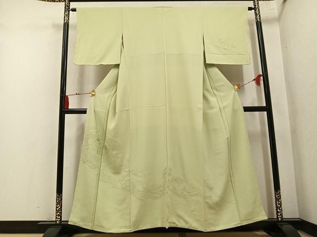 ■■■　サイズ　■■■ 身丈 154cm（肩から） 裄丈 62.5cm 袖丈 45.5cm　縫込み 5cm 袖幅 32cm 前幅 24.5cm 後幅 29.5cm 着物縫いこみ 内揚げ 5cm 裄 お袖側 約2cm　身頃側 約3cm ■■■　商品詳細　■■■ 【正絹・未使用】 状態は特に目立ったシミ汚れなどもなく大変良い状態です。 大変上質な逸品になります。 お安く出品致しますので、是非この機会にいかがでしょうか？ ■■■　注意事項　■■■ ■モニター発色の具合により色合いが異なる場合がございます。 ■寸法は多少の誤差が生じる場合がございますのでご了承ください。 ■縫込みの長さが左右非対称の場合は短い部分を記載しております。 左右非対称であってもご返品・お値引き等の保証は出来かねますので、ご了承の上ご購入をお願い致します。 ■シミ等のチェックには注意を払っておりますが、見落としがある場合もございますし、個人の見解も様々ですので神経質な方のご購入はお控えください。 ■汚れやシミの種類につきましては、専門ではない為、正確な判別が難しく商品説明では種類を特定せず、汚れやシミと記載させております。 恐れ入りますが、ご了承くださいますようお願い申し上げます。 ■箪笥に入っておりました着物や帯なので畳みシワや匂いがあるものもございます。 ■お休みは基本的に土日祝となりますが、その他臨時でお休みする場合がございますのでご了承ください。 ■商品の発送は平日のみの発送となります。 ■夜間と土曜、日曜日はお問い合わせの回答が遅れる場合がございます。 ■当店では、お直し、紋入れ、お手入れ等は承っておりません。 ■生地の状態（ヤケ、経年劣化等）によってはサイズ直しが出来ない場合がございます。 その点もどうかご了承のうえ、ご購入をお願いいたします。 ■弊社で取り扱う商品は一点ものにつき、時期や在庫状況に応じて金額が変更となる場合がございます。 ■検針は行っておりません。予めご了承いただきますようお願いいたします。 ■【洗える着物】と記載のある商品におきましては、商品お届け後に洗濯を行ってしまってからのご返品にはご対応しかねます。 念の為、専門店でのお手入れをお願いいたします。 ■写真に写っている物が全てになります。それ以外の付属品はございませんのでご了承ください。 ■状態に関する写真につきましては、掲載可能な写真枚数に限りがあるため、各箇所につき1枚参考画像を掲載しております。 ■着物のサイズ目安は下記を参考ください↓ ＜女性着物＞　お端折り次第で＋5cm　−1cmが着用可能サイズ 　例）身丈170cmの場合、身長160cm〜175cm ＜男性着物＞　身丈＋約25cm〜27cm程が適応身長 　例）身丈155cmの場合、身長180〜182cm