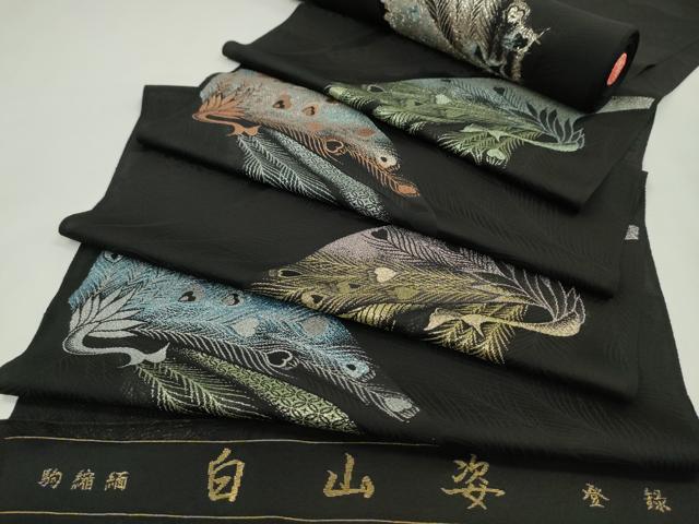 ■■■　サイズ　■■■ 長さ　　羽尺分あり 幅　　　約35.5cm ■■■　商品詳細　■■■ 【正絹・一つ紋・未使用】 状態は参考画像のように、 反端から220cm付近に糸引きがございますが その他特に目立ったシミ汚れなどもなく大変良い状態です。 大変上質な逸品になります。 お安く出品致しますので、是非この機会にいかがでしょうか？ ■■■　注意事項　■■■ ■モニター発色の具合により色合いが異なる場合がございます。 ■寸法は多少の誤差が生じる場合がございますのでご了承ください。 ■縫込みの長さが左右非対称の場合は短い部分を記載しております。 左右非対称であってもご返品・お値引き等の保証は出来かねますので、ご了承の上ご購入をお願い致します。 ■シミ等のチェックには注意を払っておりますが、見落としがある場合もございますし、個人の見解も様々ですので神経質な方のご購入はお控えください。 ■汚れやシミの種類につきましては、専門ではない為、正確な判別が難しく商品説明では種類を特定せず、汚れやシミと記載させております。 恐れ入りますが、ご了承くださいますようお願い申し上げます。 ■箪笥に入っておりました着物や帯なので畳みシワや匂いがあるものもございます。 ■お休みは基本的に土日祝となりますが、その他臨時でお休みする場合がございますのでご了承ください。 ■商品の発送は平日のみの発送となります。 ■夜間と土曜、日曜日はお問い合わせの回答が遅れる場合がございます。 ■当店では、お直し、紋入れ、お手入れ等は承っておりません。 ■生地の状態（ヤケ、経年劣化等）によってはサイズ直しが出来ない場合がございます。 その点もどうかご了承のうえ、ご購入をお願いいたします。 ■弊社で取り扱う商品は一点ものにつき、時期や在庫状況に応じて金額が変更となる場合がございます。 ■検針は行っておりません。予めご了承いただきますようお願いいたします。 ■【洗える着物】と記載のある商品におきましては、商品お届け後に洗濯を行ってしまってからのご返品にはご対応しかねます。 念の為、専門店でのお手入れをお願いいたします。 ■写真に写っている物が全てになります。それ以外の付属品はございませんのでご了承ください。 ■状態に関する写真につきましては、掲載可能な写真枚数に限りがあるため、各箇所につき1枚参考画像を掲載しております。 ■着物のサイズ目安は下記を参考ください↓ ＜女性着物＞　お端折り次第で＋5cm　−1cmが着用可能サイズ 　例）身丈170cmの場合、身長160cm〜175cm ＜男性着物＞　身丈＋約25cm〜27cm程が適応身長 　例）身丈155cmの場合、身長180〜182cm