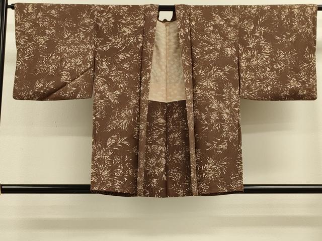 ■■■　サイズ　■■■ 身丈 79cm（肩から） 裄丈 65cm 袖丈 41.5cm　縫込み 4cm 袖幅 33cm 前幅 16cm 後幅 30.5cm 裄 お袖側 約1cm　身頃側 約1.5cm ■■■　商品詳細　■■■ 【正絹】 状態は接写画像のように羽裏に薄い汚れがございますが その他特に目立ったシミ汚れなどもなく大変良い状態です。 大変上質な逸品になります。 お安く出品致しますので、是非この機会にいかがでしょうか？ ■■■　注意事項　■■■ ■モニター発色の具合により色合いが異なる場合がございます。 ■寸法は多少の誤差が生じる場合がございますのでご了承ください。 ■縫込みの長さが左右非対称の場合は短い部分を記載しております。 左右非対称であってもご返品・お値引き等の保証は出来かねますので、ご了承の上ご購入をお願い致します。 ■シミ等のチェックには注意を払っておりますが、見落としがある場合もございますし、個人の見解も様々ですので神経質な方のご購入はお控えください。 ■汚れやシミの種類につきましては、専門ではない為、正確な判別が難しく商品説明では種類を特定せず、汚れやシミと記載させております。 恐れ入りますが、ご了承くださいますようお願い申し上げます。 ■箪笥に入っておりました着物や帯なので畳みシワや匂いがあるものもございます。 ■お休みは基本的に土日祝となりますが、その他臨時でお休みする場合がございますのでご了承ください。 ■商品の発送は平日のみの発送となります。 ■夜間と土曜、日曜日はお問い合わせの回答が遅れる場合がございます。 ■当店では、お直し、紋入れ、お手入れ等は承っておりません。 ■生地の状態（ヤケ、経年劣化等）によってはサイズ直しが出来ない場合がございます。 その点もどうかご了承のうえ、ご購入をお願いいたします。 ■弊社で取り扱う商品は一点ものにつき、時期や在庫状況に応じて金額が変更となる場合がございます。 ■検針は行っておりません。予めご了承いただきますようお願いいたします。 ■【洗える着物】と記載のある商品におきましては、商品お届け後に洗濯を行ってしまってからのご返品にはご対応しかねます。 念の為、専門店でのお手入れをお願いいたします。 ■写真に写っている物が全てになります。それ以外の付属品はございませんのでご了承ください。 ■状態に関する写真につきましては、掲載可能な写真枚数に限りがあるため、各箇所につき1枚参考画像を掲載しております。 ■着物のサイズ目安は下記を参考ください↓ ＜女性着物＞　お端折り次第で＋5cm　−1cmが着用可能サイズ 　例）身丈170cmの場合、身長160cm〜175cm ＜男性着物＞　身丈＋約25cm〜27cm程が適応身長 　例）身丈155cmの場合、身長180〜182cm