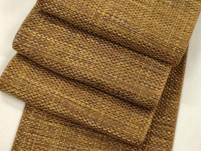 ■■■　サイズ　■■■ 長さ 398cm 幅 8.5cm程 ■■■　商品詳細　■■■ 【正絹】 状態は締めてはおりますが 特に目立ったシミ汚れなどもなく大変良い状態です。 本場筑前博多織は、 福岡県福岡市博多区やその周辺で生産される絹織物です。 仏具のひとつである独鈷、華皿を基にした幾何学模様が織られています。 江戸時代に筑前藩主だった黒田長政が幕府への献上品にしたことから、 博多献上、献上博多とも呼ばれます。 横畝が際立って見える経畝織りという織りになっています。 30～60本の細い経糸を使うため、こしやはりがあり、 地合が硬く、光沢感があります。 きちんと締まり、くずれにくい、締めやすい帯といわれています。 大変上質な逸品になります。 お安く出品致しますので、是非この機会にいかがでしょうか？ ※両側未かがりですが着用には問題ありません。 ■■■　注意事項　■■■ ■モニター発色の具合により色合いが異なる場合がございます。 ■寸法は多少の誤差が生じる場合がございますのでご了承ください。 ■縫込みの長さが左右非対称の場合は短い部分を記載しております。 左右非対称であってもご返品・お値引き等の保証は出来かねますので、ご了承の上ご購入をお願い致します。 ■シミ等のチェックには注意を払っておりますが、見落としがある場合もございますし、個人の見解も様々ですので神経質な方のご購入はお控えください。 ■汚れやシミの種類につきましては、専門ではない為、正確な判別が難しく商品説明では種類を特定せず、汚れやシミと記載させております。 恐れ入りますが、ご了承くださいますようお願い申し上げます。 ■箪笥に入っておりました着物や帯なので畳みシワや匂いがあるものもございます。 ■お休みは基本的に土日祝となりますが、その他臨時でお休みする場合がございますのでご了承ください。 ■商品の発送は平日のみの発送となります。 ■夜間と土曜、日曜日はお問い合わせの回答が遅れる場合がございます。 ■当店では、お直し、紋入れ、お手入れ等は承っておりません。 ■生地の状態（ヤケ、経年劣化等）によってはサイズ直しが出来ない場合がございます。 その点もどうかご了承のうえ、ご購入をお願いいたします。 ■弊社で取り扱う商品は一点ものにつき、時期や在庫状況に応じて金額が変更となる場合がございます。 ■検針は行っておりません。予めご了承いただきますようお願いいたします。 ■【洗える着物】と記載のある商品におきましては、商品お届け後に洗濯を行ってしまってからのご返品にはご対応しかねます。 念の為、専門店でのお手入れをお願いいたします。 ■写真に写っている物が全てになります。それ以外の付属品はございませんのでご了承ください。 ■状態に関する写真につきましては、掲載可能な写真枚数に限りがあるため、各箇所につき1枚参考画像を掲載しております。 ■着物のサイズ目安は下記を参考ください↓ ＜女性着物＞　お端折り次第で＋5cm　−1cmが着用可能サイズ 　例）身丈170cmの場合、身長160cm〜175cm ＜男性着物＞　身丈＋約25cm〜27cm程が適応身長 　例）身丈155cmの場合、身長180〜182cm