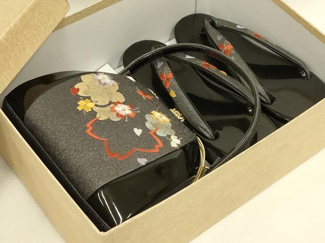■■■　サイズ　■■■ 【バッグ】 横　　　19cm 縦　　　15cm　取っ手込み　24cm 奥行き　10.5cm 【草　履】 長さ　　 24.5cm 幅　　　 8cm 踵高さ　 5.5cm ■■■　商品詳細　■■■ 状態は参考画像のように糸よれ、汚れ、傷がございます。 大変上質な逸品になります。 お安く出品致しますので、是非この機会にいかがでしょうか？ ■■■　注意事項　■■■ ■モニター発色の具合により色合いが異なる場合がございます。 ■寸法は多少の誤差が生じる場合がございますのでご了承ください。 ■縫込みの長さが左右非対称の場合は短い部分を記載しております。 左右非対称であってもご返品・お値引き等の保証は出来かねますので、ご了承の上ご購入をお願い致します。 ■シミ等のチェックには注意を払っておりますが、見落としがある場合もございますし、個人の見解も様々ですので神経質な方のご購入はお控えください。 ■汚れやシミの種類につきましては、専門ではない為、正確な判別が難しく商品説明では種類を特定せず、汚れやシミと記載させております。 恐れ入りますが、ご了承くださいますようお願い申し上げます。 ■箪笥に入っておりました着物や帯なので畳みシワや匂いがあるものもございます。 ■お休みは基本的に土日祝となりますが、その他臨時でお休みする場合がございますのでご了承ください。 ■商品の発送は平日のみの発送となります。 ■夜間と土曜、日曜日はお問い合わせの回答が遅れる場合がございます。 ■当店では、お直し、紋入れ、お手入れ等は承っておりません。 ■生地の状態（ヤケ、経年劣化等）によってはサイズ直しが出来ない場合がございます。 その点もどうかご了承のうえ、ご購入をお願いいたします。 ■弊社で取り扱う商品は一点ものにつき、時期や在庫状況に応じて金額が変更となる場合がございます。 ■検針は行っておりません。予めご了承いただきますようお願いいたします。 ■【洗える着物】と記載のある商品におきましては、商品お届け後に洗濯を行ってしまってからのご返品にはご対応しかねます。 念の為、専門店でのお手入れをお願いいたします。 ■写真に写っている物が全てになります。それ以外の付属品はございませんのでご了承ください。 ■状態に関する写真につきましては、掲載可能な写真枚数に限りがあるため、各箇所につき1枚参考画像を掲載しております。 ■着物のサイズ目安は下記を参考ください↓ ＜女性着物＞　お端折り次第で＋5cm　−1cmが着用可能サイズ 　例）身丈170cmの場合、身長160cm〜175cm ＜男性着物＞　身丈＋約25cm〜27cm程が適応身長 　例）身丈155cmの場合、身長180〜182cm