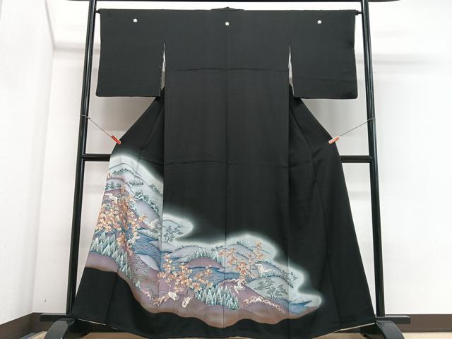 ■■■　サイズ　■■■ 身丈 161cm（肩から） 裄丈 64cm 袖丈 47cm　縫込み 4.5cm 袖幅 32cm 前幅 24.5cm 後幅 31cm 着物縫いこみ 内揚げ 4cm 裄 お袖側 約3.5cm　身頃側 約2.5cm ■■■　商品詳細　■■■ 【正絹・五つ紋・比翼仕立て】 状態は特に目立ったシミ汚れなどもなく大変良い状態です。 大変上質な逸品になります。 お安く出品致しますので、是非この機会にいかがでしょうか？ ■■■　注意事項　■■■ ■モニター発色の具合により色合いが異なる場合がございます。 ■寸法は多少の誤差が生じる場合がございますのでご了承ください。 ■縫込みの長さが左右非対称の場合は短い部分を記載しております。 左右非対称であってもご返品・お値引き等の保証は出来かねますので、ご了承の上ご購入をお願い致します。 ■シミ等のチェックには注意を払っておりますが、見落としがある場合もございますし、個人の見解も様々ですので神経質な方のご購入はお控えください。 ■汚れやシミの種類につきましては、専門ではない為、正確な判別が難しく商品説明では種類を特定せず、汚れやシミと記載させております。 恐れ入りますが、ご了承くださいますようお願い申し上げます。 ■箪笥に入っておりました着物や帯なので畳みシワや匂いがあるものもございます。 ■お休みは基本的に土日祝となりますが、その他臨時でお休みする場合がございますのでご了承ください。 ■商品の発送は平日のみの発送となります。 ■夜間と土曜、日曜日はお問い合わせの回答が遅れる場合がございます。 ■当店では、お直し、紋入れ、お手入れ等は承っておりません。 ■生地の状態（ヤケ、経年劣化等）によってはサイズ直しが出来ない場合がございます。 その点もどうかご了承のうえ、ご購入をお願いいたします。 ■弊社で取り扱う商品は一点ものにつき、時期や在庫状況に応じて金額が変更となる場合がございます。 ■検針は行っておりません。予めご了承いただきますようお願いいたします。 ■【洗える着物】と記載のある商品におきましては、商品お届け後に洗濯を行ってしまってからのご返品にはご対応しかねます。 念の為、専門店でのお手入れをお願いいたします。 ■写真に写っている物が全てになります。それ以外の付属品はございませんのでご了承ください。 ■状態に関する写真につきましては、掲載可能な写真枚数に限りがあるため、各箇所につき1枚参考画像を掲載しております。 ■着物のサイズ目安は下記を参考ください↓ ＜女性着物＞　お端折り次第で＋5cm　−1cmが着用可能サイズ 　例）身丈170cmの場合、身長160cm〜175cm ＜男性着物＞　身丈＋約25cm〜27cm程が適応身長 　例）身丈155cmの場合、身長180〜182cm