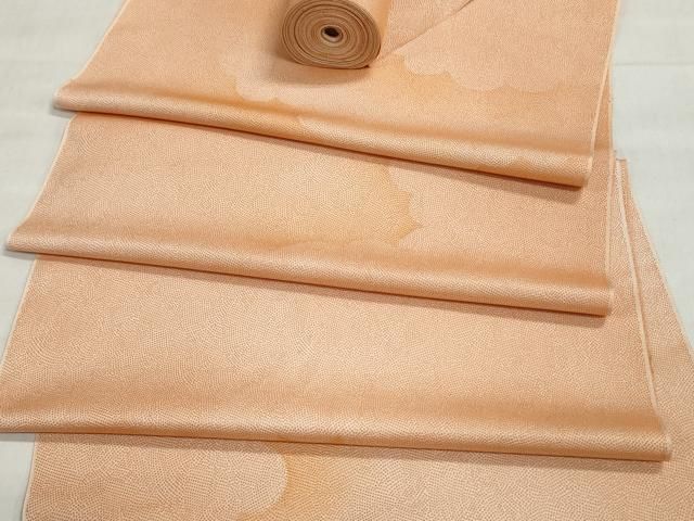 ■■■　サイズ　■■■ 長さ　　着尺分あり 幅　　　約37cm ■■■　商品詳細　■■■ 【正絹・未使用】 状態は特に目立ったシミ汚れなどもなく大変良い状態です。 大変上質な逸品になります。 お安く出品致しますので、是非この機会にいかがでしょうか？ ■■■　注意事項　■■■ ■モニター発色の具合により色合いが異なる場合がございます。 ■寸法は多少の誤差が生じる場合がございますのでご了承ください。 ■縫込みの長さが左右非対称の場合は短い部分を記載しております。 左右非対称であってもご返品・お値引き等の保証は出来かねますので、ご了承の上ご購入をお願い致します。 ■シミ等のチェックには注意を払っておりますが、見落としがある場合もございますし、個人の見解も様々ですので神経質な方のご購入はお控えください。 ■汚れやシミの種類につきましては、専門ではない為、正確な判別が難しく商品説明では種類を特定せず、汚れやシミと記載させております。 恐れ入りますが、ご了承くださいますようお願い申し上げます。 ■箪笥に入っておりました着物や帯なので畳みシワや匂いがあるものもございます。 ■お休みは基本的に土日祝となりますが、その他臨時でお休みする場合がございますのでご了承ください。 ■商品の発送は平日のみの発送となります。 ■夜間と土曜、日曜日はお問い合わせの回答が遅れる場合がございます。 ■当店では、お直し、紋入れ、お手入れ等は承っておりません。 ■生地の状態（ヤケ、経年劣化等）によってはサイズ直しが出来ない場合がございます。 その点もどうかご了承のうえ、ご購入をお願いいたします。 ■弊社で取り扱う商品は一点ものにつき、時期や在庫状況に応じて金額が変更となる場合がございます。 ■検針は行っておりません。予めご了承いただきますようお願いいたします。 ■【洗える着物】と記載のある商品におきましては、商品お届け後に洗濯を行ってしまってからのご返品にはご対応しかねます。 念の為、専門店でのお手入れをお願いいたします。 ■写真に写っている物が全てになります。それ以外の付属品はございませんのでご了承ください。 ■状態に関する写真につきましては、掲載可能な写真枚数に限りがあるため、各箇所につき1枚参考画像を掲載しております。 ■着物のサイズ目安は下記を参考ください↓ ＜女性着物＞　お端折り次第で＋5cm　−1cmが着用可能サイズ 　例）身丈170cmの場合、身長160cm〜175cm ＜男性着物＞　身丈＋約25cm〜27cm程が適応身長 　例）身丈155cmの場合、身長180〜182cm