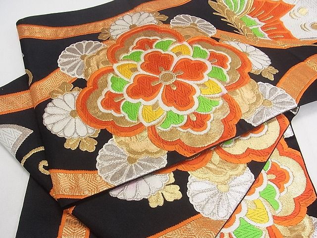 ■■■　サイズ　■■■ 長さ 416cm 幅 30.5cm程 ■■■　商品詳細　■■■ 【正絹・関西仕立て】 状態は接写画像のように 太鼓下部に薄い汚れがございますが その他特に目立ったシミ汚れなどもなく大変良い状態です。 着用時には見えない部分になるかと思いますので あまり気にならずお召になれるかと思います。 大変上質な逸品になります。 お安く出品致しますので、是非この機会にいかがでしょうか？ ■■■　注意事項　■■■ ■モニター発色の具合により色合いが異なる場合がございます。 ■寸法は多少の誤差が生じる場合がございますのでご了承ください。 ■縫込みの長さが左右非対称の場合は短い部分を記載しております。 左右非対称であってもご返品・お値引き等の保証は出来かねますので、ご了承の上ご購入をお願い致します。 ■シミ等のチェックには注意を払っておりますが、見落としがある場合もございますし、個人の見解も様々ですので神経質な方のご購入はお控えください。 ■箪笥に入っておりました着物や帯なので畳みシワや匂いがあるものもございます。 ■お休みは基本的に土日祝となりますが、その他臨時でお休みする場合がございますのでご了承ください。 ■商品の発送は平日のみの発送となります。 ■夜間と土曜、日曜日はお問い合わせの回答が遅れる場合がございます。 ■当店では、お直し、紋入れ、お手入れ等は承っておりません。 ■生地の状態（ヤケ、経年劣化等）によってはサイズ直しが出来ない場合がございます。 その点もどうかご了承のうえ、ご購入をお願いいたします。 ■弊社で取り扱う商品は一点ものにつき、時期や在庫状況に応じて金額が変更となる場合がございます。 ■検針は行っておりません。予めご了承いただきますようお願いいたします。 ■【洗える着物】と記載のある商品におきましては、商品お届け後に洗濯を行ってしまってからのご返品にはご対応しかねます。 念の為、専門店でのお手入れをお願いいたします。 ■着物のサイズ目安は下記を参考ください↓ ＜女性着物＞　お端折り次第で＋5cm　−1cmが着用可能サイズ 　例）身丈170cmの場合、身長160cm〜175cm ＜男性着物＞　身丈＋約25cm〜27cm程が適応身長 　例）身丈155cmの場合、身長180〜182cm