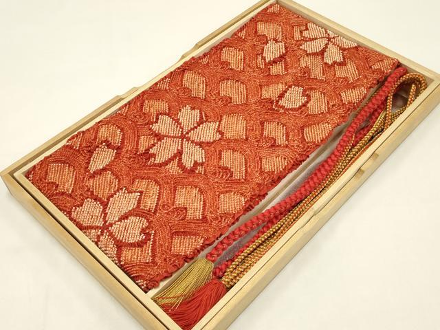 ■■■　商品詳細　■■■ 状態は参考画像のように薄い汚れがございます。 大変上質な逸品になります。 お安く出品致しますので、是非この機会にいかがでしょうか？ ■■■　注意事項　■■■ ■モニター発色の具合により色合いが異なる場合がございます。 ■寸法は多少の誤差が生じる場合がございますのでご了承ください。 ■縫込みの長さが左右非対称の場合は短い部分を記載しております。 左右非対称であってもご返品・お値引き等の保証は出来かねますので、ご了承の上ご購入をお願い致します。 ■シミ等のチェックには注意を払っておりますが、見落としがある場合もございますし、個人の見解も様々ですので神経質な方のご購入はお控えください。 ■箪笥に入っておりました着物や帯なので畳みシワや匂いがあるものもございます。 ■お休みは基本的に土日祝となりますが、その他臨時でお休みする場合がございますのでご了承ください。 ■商品の発送は平日のみの発送となります。 ■夜間と土曜、日曜日はお問い合わせの回答が遅れる場合がございます。 ■当店では、お直し、紋入れ、お手入れ等は承っておりません。 ■生地の状態（ヤケ、経年劣化等）によってはサイズ直しが出来ない場合がございます。 その点もどうかご了承のうえ、ご購入をお願いいたします。 ■弊社で取り扱う商品は一点ものにつき、時期や在庫状況に応じて金額が変更となる場合がございます。 ■検針は行っておりません。予めご了承いただきますようお願いいたします。 ■【洗える着物】と記載のある商品におきましては、商品お届け後に洗濯を行ってしまってからのご返品にはご対応しかねます。 念の為、専門店でのお手入れをお願いいたします。 ■着物のサイズ目安は下記を参考ください↓ ＜女性着物＞　お端折り次第で＋5?　−10?が着用可能サイズ 　例）身丈170?の場合、身長160?〜175? ＜男性着物＞　身丈＋約25?〜27?程が適応身長 　例）身丈155?の場合、身長180〜182?