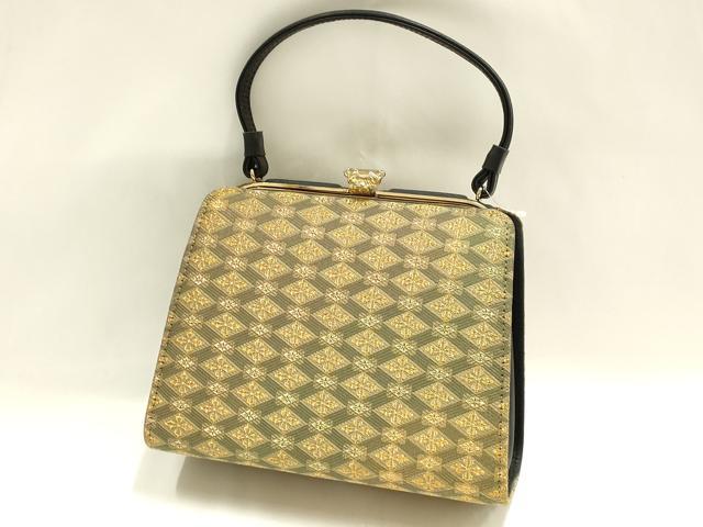 ■■■　サイズ　■■■ 【バッグ】 横　　　20.5cm 縦　　　16cm　取っ手込み　28cm 奥行き　9.5cm ■■■　商品詳細　■■■ 状態は参考画像のように糸よれ・糸飛び出しがございます。 その他特に目立ったシミ汚れなどもなく大変良い状態です。 大変上質な逸品になります。 お安く出品致しますので、是非この機会にいかがでしょうか？ ■■■　注意事項　■■■ ■モニター発色の具合により色合いが異なる場合がございます。 ■寸法は多少の誤差が生じる場合がございますのでご了承ください。 ■縫込みの長さが左右非対称の場合は短い部分を記載しております。 左右非対称であってもご返品・お値引き等の保証は出来かねますので、ご了承の上ご購入をお願い致します。 ■シミ等のチェックには注意を払っておりますが、見落としがある場合もございますし、個人の見解も様々ですので神経質な方のご購入はお控えください。 ■箪笥に入っておりました着物や帯なので畳みシワや匂いがあるものもございます。 ■お休みは基本的に土日祝となりますが、その他臨時でお休みする場合がございますのでご了承ください。 ■商品の発送は平日のみの発送となります。 ■夜間と土曜、日曜日はお問い合わせの回答が遅れる場合がございます。 ■当店では、お直し、紋入れ、お手入れ等は承っておりません。 ■生地の状態（ヤケ、経年劣化等）によってはサイズ直しが出来ない場合がございます。 その点もどうかご了承のうえ、ご購入をお願いいたします。 ■弊社で取り扱う商品は一点ものにつき、時期や在庫状況に応じて金額が変更となる場合がございます。 ■検針は行っておりません。予めご了承いただきますようお願いいたします。 ■【洗える着物】と記載のある商品におきましては、商品お届け後に洗濯を行ってしまってからのご返品にはご対応しかねます。 念の為、専門店でのお手入れをお願いいたします。 ■着物のサイズ目安は下記を参考ください↓ ＜女性着物＞　お端折り次第で＋5cm　−1cmが着用可能サイズ 　例）身丈170cmの場合、身長160cm〜175cm ＜男性着物＞　身丈＋約25cm〜27cm程が適応身長 　例）身丈155cmの場合、身長180〜182cm