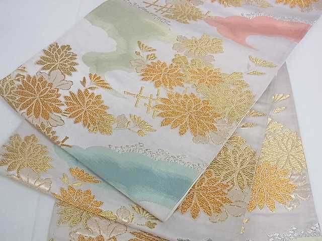 ■■■　サイズ　■■■ 長さ 400cm 幅 30cm程 ■■■　商品詳細　■■■ 【正絹・芯なし】 状態は接写画像のように 柄止まり、裏地に薄い汚れがございますが その他特に目立ったシミ汚れなどもなく大変良い状態です。 大変上質な逸品になります。 お安く出品致しますので、是非この機会にいかがでしょうか？ ■■■　注意事項　■■■ ■モニター発色の具合により色合いが異なる場合がございます。 ■寸法は多少の誤差が生じる場合がございますのでご了承ください。 ■縫込みの長さが左右非対称の場合は短い部分を記載しております。 左右非対称であってもご返品・お値引き等の保証は出来かねますので、ご了承の上ご購入をお願い致します。 ■シミ等のチェックには注意を払っておりますが、見落としがある場合もございますし、個人の見解も様々ですので神経質な方のご購入はお控えください。 ■箪笥に入っておりました着物や帯なので畳みシワや匂いがあるものもございます。 ■お休みは基本的に土日祝となりますが、その他臨時でお休みする場合がございますのでご了承ください。 ■商品の発送は平日のみの発送となります。 ■夜間と土曜、日曜日はお問い合わせの回答が遅れる場合がございます。 ■当店では、お直し、紋入れ、お手入れ等は承っておりません。 ■生地の状態（ヤケ、経年劣化等）によってはサイズ直しが出来ない場合がございます。 その点もどうかご了承のうえ、ご購入をお願いいたします。 ■弊社で取り扱う商品は一点ものにつき、時期や在庫状況に応じて金額が変更となる場合がございます。 ■検針は行っておりません。予めご了承いただきますようお願いいたします。 ■【洗える着物】と記載のある商品におきましては、商品お届け後に洗濯を行ってしまってからのご返品にはご対応しかねます。 念の為、専門店でのお手入れをお願いいたします。 ■着物のサイズ目安は下記を参考ください↓ ＜女性着物＞　お端折り次第で＋5cm　−1cmが着用可能サイズ 　例）身丈170cmの場合、身長160cm〜175cm ＜男性着物＞　身丈＋約25cm〜27cm程が適応身長 　例）身丈155cmの場合、身長180〜182cm