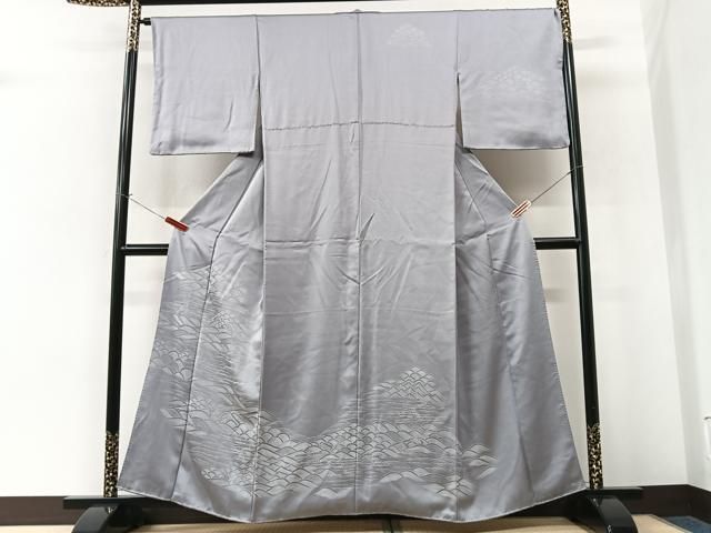 ■■■　サイズ　■■■ 身丈 159cm（肩から） 裄丈 66.5cm 袖丈 48cm　縫込み 7.5cm 袖幅 34cm 前幅 24cm 後幅 29.5cm 着物縫いこみ 内揚げ 5cm 裄 お袖側 約1.5cm　身頃側 約2cm ■■■　商品詳細　■■■ 【正絹】 状態は画像を添付しておりますので、そちらをご確認下さいますよう宜しくお願い致します。 大変上質な逸品になります。 お安く出品致しますので、是非この機会にいかがでしょうか？ ■■■　注意事項　■■■ ■モニター発色の具合により色合いが異なる場合がございます。 ■寸法は多少の誤差が生じる場合がございますのでご了承ください。 ■縫込みの長さが左右非対称の場合は短い部分を記載しております。 左右非対称であってもご返品・お値引き等の保証は出来かねますので、ご了承の上ご購入をお願い致します。 ■シミ等のチェックには注意を払っておりますが、見落としがある場合もございますし、個人の見解も様々ですので神経質な方のご購入はお控えください。 ■汚れやシミの種類につきましては、専門ではない為、正確な判別が難しく商品説明では種類を特定せず、汚れやシミと記載させております。 恐れ入りますが、ご了承くださいますようお願い申し上げます。 ■箪笥に入っておりました着物や帯なので畳みシワや匂いがあるものもございます。 ■お休みは基本的に土日祝となりますが、その他臨時でお休みする場合がございますのでご了承ください。 ■商品の発送は平日のみの発送となります。 ■夜間と土曜、日曜日はお問い合わせの回答が遅れる場合がございます。 ■当店では、お直し、紋入れ、お手入れ等は承っておりません。 ■生地の状態（ヤケ、経年劣化等）によってはサイズ直しが出来ない場合がございます。 その点もどうかご了承のうえ、ご購入をお願いいたします。 ■弊社で取り扱う商品は一点ものにつき、時期や在庫状況に応じて金額が変更となる場合がございます。 ■検針は行っておりません。予めご了承いただきますようお願いいたします。 ■【洗える着物】と記載のある商品におきましては、商品お届け後に洗濯を行ってしまってからのご返品にはご対応しかねます。 念の為、専門店でのお手入れをお願いいたします。 ■写真に写っている物が全てになります。それ以外の付属品はございませんのでご了承ください。 ■状態に関する写真につきましては、掲載可能な写真枚数に限りがあるため、各箇所につき1枚参考画像を掲載しております。 ■着物のサイズ目安は下記を参考ください↓ ＜女性着物＞　お端折り次第で＋5cm　−1cmが着用可能サイズ 　例）身丈170cmの場合、身長160cm〜175cm ＜男性着物＞　身丈＋約25cm〜27cm程が適応身長 　例）身丈155cmの場合、身長180〜182cm