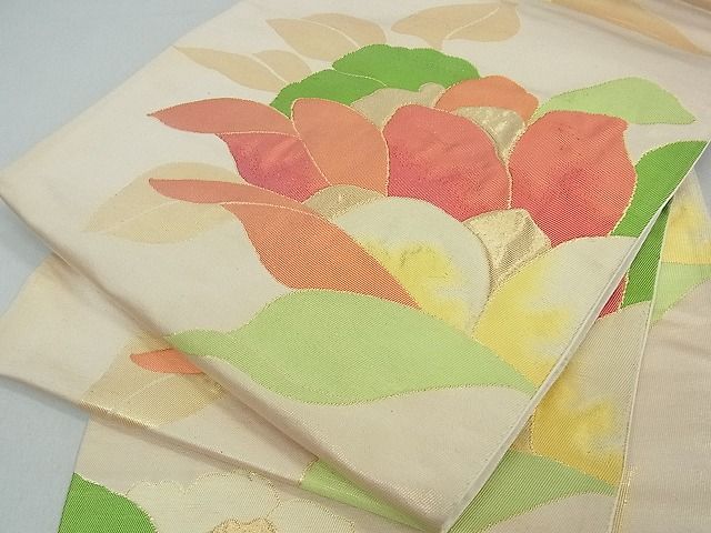 ■■■　サイズ　■■■ 長さ 420cm 幅 31cm程 ■■■　商品詳細　■■■ 【正絹・未仕立て】 状態は接写画像のように 太鼓上部、柄止まり所々、裏地所々に薄い汚れがございますが その他特に目立ったシミ汚れなどもなく大変良い状態です。 着用時には見えない部分になるかと思いますので あまり気にならずお召になれるかと思います。 大変上質な逸品になります。 お安く出品致しますので、是非この機会にいかがでしょうか？ ※若干たたみシワがございます。 ■■■　注意事項　■■■ ■モニター発色の具合により色合いが異なる場合がございます。 ■寸法は多少の誤差が生じる場合がございますのでご了承ください。 ■縫込みの長さが左右非対称の場合は短い部分を記載しております。 左右非対称であってもご返品・お値引き等の保証は出来かねますので、ご了承の上ご購入をお願い致します。 ■シミ等のチェックには注意を払っておりますが、見落としがある場合もございますし、個人の見解も様々ですので神経質な方のご購入はお控えください。 ■箪笥に入っておりました着物や帯なので畳みシワや匂いがあるものもございます。 ■お休みは基本的に土日祝となりますが、その他臨時でお休みする場合がございますのでご了承ください。 ■商品の発送は平日のみの発送となります。 ■夜間と土曜、日曜日はお問い合わせの回答が遅れる場合がございます。 ■当店では、お直し、紋入れ、お手入れ等は承っておりません。 ■生地の状態（ヤケ、経年劣化等）によってはサイズ直しが出来ない場合がございます。 その点もどうかご了承のうえ、ご購入をお願いいたします。 ■弊社で取り扱う商品は一点ものにつき、時期や在庫状況に応じて金額が変更となる場合がございます。 ■検針は行っておりません。予めご了承いただきますようお願いいたします。 ■【洗える着物】と記載のある商品におきましては、商品お届け後に洗濯を行ってしまってからのご返品にはご対応しかねます。 念の為、専門店でのお手入れをお願いいたします。 ■着物のサイズ目安は下記を参考ください↓ ＜女性着物＞　お端折り次第で＋5cm　−1cmが着用可能サイズ 　例）身丈170cmの場合、身長160cm〜175cm ＜男性着物＞　身丈＋約25cm〜27cm程が適応身長 　例）身丈155cmの場合、身長180〜182cm