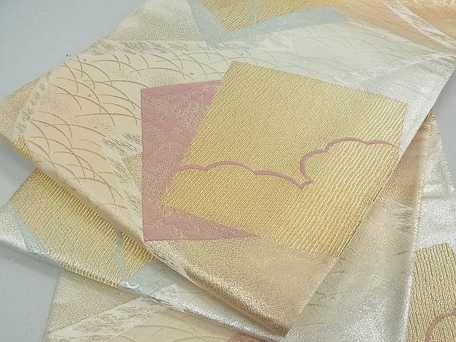 ■■■　サイズ　■■■ 長さ 428cm 幅 31cm程 ■■■　商品詳細　■■■ 【正絹・芯なし】 状態は接写画像のように 柄止まり、裏地所々に薄い汚れがございますが その他特に目立ったシミ汚れなどもなく大変良い状態です。 着用時には見えない部分になりますので あまり気にならずお召になれるかと思います。 大変上質な逸品になります。 お安く出品致しますので、是非この機会にいかがでしょうか？ ■■■　注意事項　■■■ ■モニター発色の具合により色合いが異なる場合がございます。 ■寸法は多少の誤差が生じる場合がございますのでご了承ください。 ■縫込みの長さが左右非対称の場合は短い部分を記載しております。 左右非対称であってもご返品・お値引き等の保証は出来かねますので、ご了承の上ご購入をお願い致します。 ■シミ等のチェックには注意を払っておりますが、見落としがある場合もございますし、個人の見解も様々ですので神経質な方のご購入はお控えください。 ■箪笥に入っておりました着物や帯なので畳みシワや匂いがあるものもございます。 ■お休みは基本的に土日祝となりますが、その他臨時でお休みする場合がございますのでご了承ください。 ■商品の発送は平日のみの発送となります。 ■夜間と土曜、日曜日はお問い合わせの回答が遅れる場合がございます。 ■当店では、お直し、紋入れ、お手入れ等は承っておりません。 ■生地の状態（ヤケ、経年劣化等）によってはサイズ直しが出来ない場合がございます。 その点もどうかご了承のうえ、ご購入をお願いいたします。 ■弊社で取り扱う商品は一点ものにつき、時期や在庫状況に応じて金額が変更となる場合がございます。 ■検針は行っておりません。予めご了承いただきますようお願いいたします。 ■【洗える着物】と記載のある商品におきましては、商品お届け後に洗濯を行ってしまってからのご返品にはご対応しかねます。 念の為、専門店でのお手入れをお願いいたします。 ■着物のサイズ目安は下記を参考ください↓ ＜女性着物＞　お端折り次第で＋5cm　−1cmが着用可能サイズ 　例）身丈170cmの場合、身長160cm〜175cm ＜男性着物＞　身丈＋約25cm〜27cm程が適応身長 　例）身丈155cmの場合、身長180〜182cm