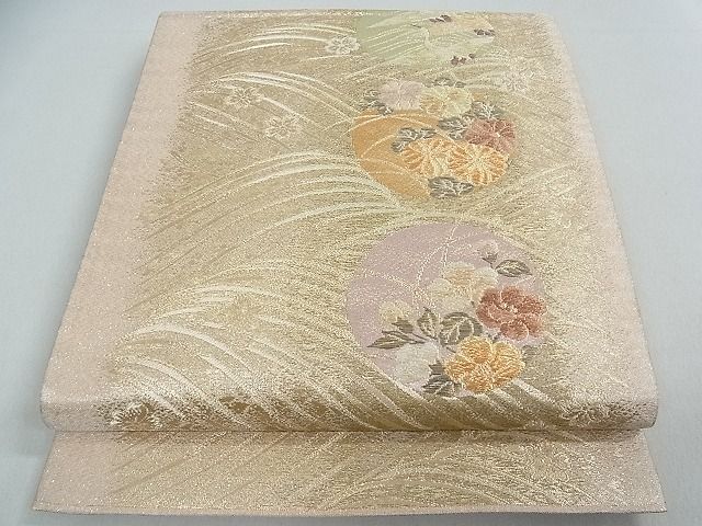■■■　サイズ　■■■ 長さ 428cm 幅 31cm程 ■■■　商品詳細　■■■ 【正絹】 状態は接写画像のように 裏地に薄い汚れがございますが その他表地は特に目立ったシミ汚れなどもなく大変良い状態です。 着用時には見えない部分になりますので あまり気にならずお召になれるかと思います。 大変上質な逸品になります。 お安く出品致しますので、是非この機会にいかがでしょうか？ ※若干たたみシワがございます。 ■■■　注意事項　■■■ ■モニター発色の具合により色合いが異なる場合がございます。 ■寸法は多少の誤差が生じる場合がございますのでご了承ください。 ■縫込みの長さが左右非対称の場合は短い部分を記載しております。 左右非対称であってもご返品・お値引き等の保証は出来かねますので、ご了承の上ご購入をお願い致します。 ■シミ等のチェックには注意を払っておりますが、見落としがある場合もございますし、個人の見解も様々ですので神経質な方のご購入はお控えください。 ■箪笥に入っておりました着物や帯なので畳みシワや匂いがあるものもございます。 ■お休みは基本的に土日祝となりますが、その他臨時でお休みする場合がございますのでご了承ください。 ■商品の発送は平日のみの発送となります。 ■夜間と土曜、日曜日はお問い合わせの回答が遅れる場合がございます。 ■当店では、お直し、紋入れ、お手入れ等は承っておりません。 ■生地の状態（ヤケ、経年劣化等）によってはサイズ直しが出来ない場合がございます。 その点もどうかご了承のうえ、ご購入をお願いいたします。 ■弊社で取り扱う商品は一点ものにつき、時期や在庫状況に応じて金額が変更となる場合がございます。 ■検針は行っておりません。予めご了承いただきますようお願いいたします。 ■【洗える着物】と記載のある商品におきましては、商品お届け後に洗濯を行ってしまってからのご返品にはご対応しかねます。 念の為、専門店でのお手入れをお願いいたします。 ■着物のサイズ目安は下記を参考ください↓ ＜女性着物＞　お端折り次第で＋5cm　−1cmが着用可能サイズ 　例）身丈170cmの場合、身長160cm〜175cm ＜男性着物＞　身丈＋約25cm〜27cm程が適応身長 　例）身丈155cmの場合、身長180〜182cm