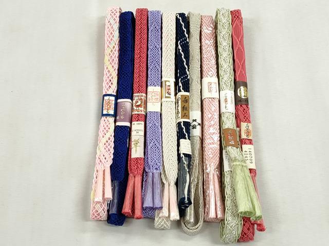 ■■■　商品詳細　■■■ 【未使用】 ※こちらのお品はまとめての出品となりますので、 汚れ・サイズ等の詳細は記載しておりません。 ご理解の上でのご入札をお願い致します。 大変上質な逸品になります。 お安く出品致しますので、是非この機会にいかがでしょうか？ ■■■　注意事項　■■■ ■モニター発色の具合により色合いが異なる場合がございます。 ■寸法は多少の誤差が生じる場合がございますのでご了承ください。 ■縫込みの長さが左右非対称の場合は短い部分を記載しております。 左右非対称であってもご返品・お値引き等の保証は出来かねますので、ご了承の上ご購入をお願い致します。 ■シミ等のチェックには注意を払っておりますが、見落としがある場合もございますし、個人の見解も様々ですので神経質な方のご購入はお控えください。 ■箪笥に入っておりました着物や帯なので畳みシワや匂いがあるものもございます。 ■お休みは基本的に土日祝となりますが、その他臨時でお休みする場合がございますのでご了承ください。 ■商品の発送は平日のみの発送となります。 ■夜間と土曜、日曜日はお問い合わせの回答が遅れる場合がございます。 ■当店では、お直し、紋入れ、お手入れ等は承っておりません。 ■生地の状態（ヤケ、経年劣化等）によってはサイズ直しが出来ない場合がございます。 その点もどうかご了承のうえ、ご購入をお願いいたします。 ■弊社で取り扱う商品は一点ものにつき、時期や在庫状況に応じて金額が変更となる場合がございます。 ■検針は行っておりません。予めご了承いただきますようお願いいたします。 ■【洗える着物】と記載のある商品におきましては、商品お届け後に洗濯を行ってしまってからのご返品にはご対応しかねます。 念の為、専門店でのお手入れをお願いいたします。 ■写真に写っている物が全てになります。それ以外の付属品はございませんのでご了承ください。 ■状態に関する写真につきましては、掲載可能な写真枚数に限りがあるため、各箇所につき1枚参考画像を掲載しております。 ■着物のサイズ目安は下記を参考ください↓ ＜女性着物＞　お端折り次第で＋5cm　－1cmが着用可能サイズ 　例）身丈170cmの場合、身長160cm～175cm ＜男性着物＞　身丈＋約25cm～27cm程が適応身長 　例）身丈155cmの場合、身長180～182cm