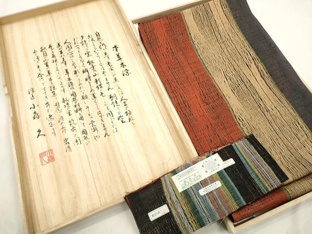 ■■■　サイズ　■■■ 長さ 472cm 幅 31cm程 ■■■　商品詳細　■■■ 【正絹・未使用】 状態は一度も締めておらず 特に目立ったシミ汚れなどもなく大変良い状態です。 小森久は1928年、筑前秋月で生まれた草木染めの染匠です。 草木染め一本で60年以上のキャリアを持ち、 自ら「本・草木染」と名付けた高い技術と独創性が評価され、 昭和50年には甘木市無形文化財に指定されました。 小森草木染手織工房の染匠・小森久によって作られた染物は、 「同じ色は二度と出せない」ことから希少価値の高い存在になっています。 無形文化財に指定されております。 大変上質な逸品になります。 お安く出品致しますので、是非この機会にいかがでしょうか？ ■■■　注意事項　■■■ ■モニター発色の具合により色合いが異なる場合がございます。 ■寸法は多少の誤差が生じる場合がございますのでご了承ください。 ■縫込みの長さが左右非対称の場合は短い部分を記載しております。 左右非対称であってもご返品・お値引き等の保証は出来かねますので、ご了承の上ご購入をお願い致します。 ■シミ等のチェックには注意を払っておりますが、見落としがある場合もございますし、個人の見解も様々ですので神経質な方のご購入はお控えください。 ■箪笥に入っておりました着物や帯なので畳みシワや匂いがあるものもございます。 ■お休みは基本的に土日祝となりますが、その他臨時でお休みする場合がございますのでご了承ください。 ■商品の発送は平日のみの発送となります。 ■夜間と土曜、日曜日はお問い合わせの回答が遅れる場合がございます。 ■当店では、お直し、紋入れ、お手入れ等は承っておりません。 ■生地の状態（ヤケ、経年劣化等）によってはサイズ直しが出来ない場合がございます。 その点もどうかご了承のうえ、ご購入をお願いいたします。 ■弊社で取り扱う商品は一点ものにつき、時期や在庫状況に応じて金額が変更となる場合がございます。 ■検針は行っておりません。予めご了承いただきますようお願いいたします。 ■【洗える着物】と記載のある商品におきましては、商品お届け後に洗濯を行ってしまってからのご返品にはご対応しかねます。 念の為、専門店でのお手入れをお願いいたします。 ■写真に写っている物が全てになります。それ以外の付属品はございませんのでご了承ください。 ■状態に関する写真につきましては、掲載可能な写真枚数に限りがあるため、各箇所につき1枚参考画像を掲載しております。 ■着物のサイズ目安は下記を参考ください↓ ＜女性着物＞　お端折り次第で＋5cm　－1cmが着用可能サイズ 　例）身丈170cmの場合、身長160cm～175cm ＜男性着物＞　身丈＋約25cm～27cm程が適応身長 　例）身丈155cmの場合、身長180～182cm