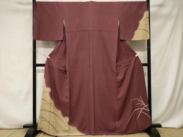 ■■■　サイズ　■■■ 身丈 163cm（肩から） 裄丈 71cm 袖丈 48cm　縫込み 5cm 袖幅 37cm 前幅 25cm 後幅 30cm 着物縫いこみ 内揚げ 6cm 裄 お袖側 約0cm　身頃側 約0cm ■■■　商品詳細　■■■ 【正絹】 状態は画像を添付しておりますので、そちらをご確認下さいますよう宜しくお願い致します。 大変上質な逸品になります。 お安く出品致しますので、是非この機会にいかがでしょうか？ ■■■　注意事項　■■■ ■モニター発色の具合により色合いが異なる場合がございます。 ■寸法は多少の誤差が生じる場合がございますのでご了承ください。 ■縫込みの長さが左右非対称の場合は短い部分を記載しております。 左右非対称であってもご返品・お値引き等の保証は出来かねますので、ご了承の上ご購入をお願い致します。 ■シミ等のチェックには注意を払っておりますが、見落としがある場合もございますし、個人の見解も様々ですので神経質な方のご購入はお控えください。 ■箪笥に入っておりました着物や帯なので畳みシワや匂いがあるものもございます。 ■お休みは基本的に土日祝となりますが、その他臨時でお休みする場合がございますのでご了承ください。 ■商品の発送は平日のみの発送となります。 ■夜間と土曜、日曜日はお問い合わせの回答が遅れる場合がございます。 ■当店では、お直し、紋入れ、お手入れ等は承っておりません。 ■生地の状態（ヤケ、経年劣化等）によってはサイズ直しが出来ない場合がございます。 その点もどうかご了承のうえ、ご購入をお願いいたします。 ■弊社で取り扱う商品は一点ものにつき、時期や在庫状況に応じて金額が変更となる場合がございます。 ■検針は行っておりません。予めご了承いただきますようお願いいたします。 ■【洗える着物】と記載のある商品におきましては、商品お届け後に洗濯を行ってしまってからのご返品にはご対応しかねます。 念の為、専門店でのお手入れをお願いいたします。 ■着物のサイズ目安は下記を参考ください↓ ＜女性着物＞　お端折り次第で＋5cm　−1cmが着用可能サイズ 　例）身丈170cmの場合、身長160cm〜175cm ＜男性着物＞　身丈＋約25cm〜27cm程が適応身長 　例）身丈155cmの場合、身長180〜182cm