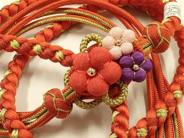 ■■■　サイズ　■■■ 長さ　約155cm（房を除く） ■■■　商品詳細　■■■ 【正絹・未使用】 状態は特に目立ったシミ汚れなどもなく大変良い状態です。 大変上質な逸品になります。 お安く出品致しますので、是非この機会にいかがでしょうか？ ■■■　注意事項　■■■ ■モニター発色の具合により色合いが異なる場合がございます。 ■寸法は多少の誤差が生じる場合がございますのでご了承ください。 ■縫込みの長さが左右非対称の場合は短い部分を記載しております。 左右非対称であってもご返品・お値引き等の保証は出来かねますので、ご了承の上ご購入をお願い致します。 ■シミ等のチェックには注意を払っておりますが、見落としがある場合もございますし、個人の見解も様々ですので神経質な方のご購入はお控えください。 ■箪笥に入っておりました着物や帯なので畳みシワや匂いがあるものもございます。 ■お休みは基本的に土日祝となりますが、その他臨時でお休みする場合がございますのでご了承ください。 ■商品の発送は平日のみの発送となります。 ■夜間と土曜、日曜日はお問い合わせの回答が遅れる場合がございます。 ■当店では、お直し、紋入れ、お手入れ等は承っておりません。 ■生地の状態（ヤケ、経年劣化等）によってはサイズ直しが出来ない場合がございます。 その点もどうかご了承のうえ、ご購入をお願いいたします。 ■弊社で取り扱う商品は一点ものにつき、時期や在庫状況に応じて金額が変更となる場合がございます。 ■検針は行っておりません。予めご了承いただきますようお願いいたします。 ■【洗える着物】と記載のある商品におきましては、商品お届け後に洗濯を行ってしまってからのご返品にはご対応しかねます。 念の為、専門店でのお手入れをお願いいたします。 ■着物のサイズ目安は下記を参考ください↓ ＜女性着物＞　お端折り次第で＋5cm　−1cmが着用可能サイズ 　例）身丈170cmの場合、身長160cm〜175cm ＜男性着物＞　身丈＋約25cm〜27cm程が適応身長 　例）身丈155cmの場合、身長180〜182cm