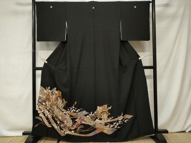 ■■■　サイズ　■■■ 身丈 162cm（肩から） 裄丈 67cm 袖丈 47cm　縫込み 1cm 袖幅 35cm 前幅 24cm 後幅 30cm 着物縫いこみ 内揚げ 1cm 裄 お袖側 約1cm　身頃側 約2cm ■■■　商品詳細　■■■ 【正絹・五つ紋・比翼仕立て】 状態は画像を添付しておりますので、そちらをご確認下さいますよう宜しくお願い致します。 大変上質な逸品になります。 お安く出品致しますので、是非この機会にいかがでしょうか？ ■■■　注意事項　■■■ ■モニター発色の具合により色合いが異なる場合がございます。 ■寸法は多少の誤差が生じる場合がございますのでご了承ください。 ■縫込みの長さが左右非対称の場合は短い部分を記載しております。 左右非対称であってもご返品・お値引き等の保証は出来かねますので、ご了承の上ご購入をお願い致します。 ■シミ等のチェックには注意を払っておりますが、見落としがある場合もございますし、個人の見解も様々ですので神経質な方のご購入はお控えください。 ■箪笥に入っておりました着物や帯なので畳みシワや匂いがあるものもございます。 ■お休みは基本的に土日祝となりますが、その他臨時でお休みする場合がございますのでご了承ください。 ■商品の発送は平日のみの発送となります。 ■夜間と土曜、日曜日はお問い合わせの回答が遅れる場合がございます。 ■当店では、お直し、紋入れ、お手入れ等は承っておりません。 ■生地の状態（ヤケ、経年劣化等）によってはサイズ直しが出来ない場合がございます。 その点もどうかご了承のうえ、ご購入をお願いいたします。 ■弊社で取り扱う商品は一点ものにつき、時期や在庫状況に応じて金額が変更となる場合がございます。 ■検針は行っておりません。予めご了承いただきますようお願いいたします。 ■【洗える着物】と記載のある商品におきましては、商品お届け後に洗濯を行ってしまってからのご返品にはご対応しかねます。 念の為、専門店でのお手入れをお願いいたします。 ■着物のサイズ目安は下記を参考ください↓ ＜女性着物＞　お端折り次第で＋5cm　−1cmが着用可能サイズ 　例）身丈170cmの場合、身長160cm〜175cm ＜男性着物＞　身丈＋約25cm〜27cm程が適応身長 　例）身丈155cmの場合、身長180〜182cm