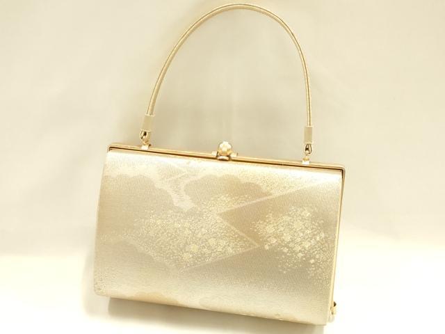 ■■■　サイズ　■■■ 【バッグ】 横　　　21.5cm 縦　　　13.5cm　取っ手込み　25cm 奥行き　8.5cm ■■■　商品詳細　■■■ 状態は参考画像のように金属部分に薄い汚れがございます。 その他特に目立ったシミ汚れなどもなく大変良い状態です。 大変上質な逸品になります。 お安く出品致しますので、是非この機会にいかがでしょうか？ ■■■　注意事項　■■■ ■モニター発色の具合により色合いが異なる場合がございます。 ■寸法は多少の誤差が生じる場合がございますのでご了承ください。 ■縫込みの長さが左右非対称の場合は短い部分を記載しております。 左右非対称であってもご返品・お値引き等の保証は出来かねますので、ご了承の上ご購入をお願い致します。 ■シミ等のチェックには注意を払っておりますが、見落としがある場合もございますし、個人の見解も様々ですので神経質な方のご購入はお控えください。 ■箪笥に入っておりました着物や帯なので畳みシワや匂いがあるものもございます。 ■お休みは基本的に土日祝となりますが、その他臨時でお休みする場合がございますのでご了承ください。 ■商品の発送は平日のみの発送となります。 ■夜間と土曜、日曜日はお問い合わせの回答が遅れる場合がございます。 ■当店では、お直し、紋入れ、お手入れ等は承っておりません。 ■生地の状態（ヤケ、経年劣化等）によってはサイズ直しが出来ない場合がございます。 その点もどうかご了承のうえ、ご購入をお願いいたします。 ■弊社で取り扱う商品は一点ものにつき、時期や在庫状況に応じて金額が変更となる場合がございます。 ■検針は行っておりません。予めご了承いただきますようお願いいたします。 ■【洗える着物】と記載のある商品におきましては、商品お届け後に洗濯を行ってしまってからのご返品にはご対応しかねます。 念の為、専門店でのお手入れをお願いいたします。 ■着物のサイズ目安は下記を参考ください↓ ＜女性着物＞　お端折り次第で＋5cm　−1cmが着用可能サイズ 　例）身丈170cmの場合、身長160cm〜175cm ＜男性着物＞　身丈＋約25cm〜27cm程が適応身長 　例）身丈155cmの場合、身長180〜182cm