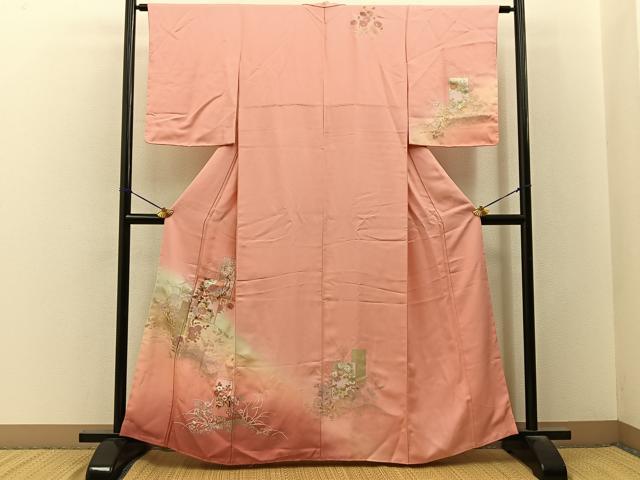 ■■■　サイズ　■■■ 身丈 161cm（肩から） 裄丈 62.5cm 袖丈 53cm　縫込み 5.5cm 袖幅 32.5cm 前幅 24cm 後幅 29.5cm 着物縫いこみ 内揚げ 7.5cm 裄 お袖側 約3cm　身頃側 約4cm ■■■　商品詳細　■■■ 【正絹】 状態は画像を添付しておりますので、そちらをご確認下さいますよう宜しくお願い致します。 大変上質な逸品になります。 お安く出品致しますので、是非この機会にいかがでしょうか？ ■■■　注意事項　■■■ ■モニター発色の具合により色合いが異なる場合がございます。 ■寸法は多少の誤差が生じる場合がございますのでご了承ください。 ■縫込みの長さが左右非対称の場合は短い部分を記載しております。 左右非対称であってもご返品・お値引き等の保証は出来かねますので、ご了承の上ご購入をお願い致します。 ■シミ等のチェックには注意を払っておりますが、見落としがある場合もございますし、個人の見解も様々ですので神経質な方のご購入はお控えください。 ■箪笥に入っておりました着物や帯なので畳みシワや匂いがあるものもございます。 ■お休みは基本的に土日祝となりますが、その他臨時でお休みする場合がございますのでご了承ください。 ■商品の発送は平日のみの発送となります。 ■夜間と土曜、日曜日はお問い合わせの回答が遅れる場合がございます。 ■当店では、お直し、紋入れ、お手入れ等は承っておりません。 ■生地の状態（ヤケ、経年劣化等）によってはサイズ直しが出来ない場合がございます。 その点もどうかご了承のうえ、ご購入をお願いいたします。 ■弊社で取り扱う商品は一点ものにつき、時期や在庫状況に応じて金額が変更となる場合がございます。 ■検針は行っておりません。予めご了承いただきますようお願いいたします。 ■【洗える着物】と記載のある商品におきましては、商品お届け後に洗濯を行ってしまってからのご返品にはご対応しかねます。 念の為、専門店でのお手入れをお願いいたします。 ■写真に写っている物が全てになります。それ以外の付属品はございませんのでご了承ください。 ■状態に関する写真につきましては、掲載可能な写真枚数に限りがあるため、各箇所につき1枚参考画像を掲載しております。 ■着物のサイズ目安は下記を参考ください↓ ＜女性着物＞　お端折り次第で＋5cm　−1cmが着用可能サイズ 　例）身丈170cmの場合、身長160cm〜175cm ＜男性着物＞　身丈＋約25cm〜27cm程が適応身長 　例）身丈155cmの場合、身長180〜182cm