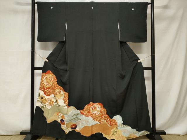 ■■■　サイズ　■■■ 身丈 162cm（肩から） 裄丈 65cm 袖丈 48cm　縫込み 3cm 袖幅 33cm 前幅 24cm 後幅 31cm 着物縫いこみ 内揚げ 0cm 裄 お袖側 約2cm　身頃側 約2cm ■■■　商品詳細　■■■ 【正絹・五つ紋・比翼仕立て】 状態は画像を添付しておりますので、そちらをご確認下さいますよう宜しくお願い致します。 大変上質な逸品になります。 お安く出品致しますので、是非この機会にいかがでしょうか？ ■■■　注意事項　■■■ ■モニター発色の具合により色合いが異なる場合がございます。 ■寸法は多少の誤差が生じる場合がございますのでご了承ください。 ■縫込みの長さが左右非対称の場合は短い部分を記載しております。 左右非対称であってもご返品・お値引き等の保証は出来かねますので、ご了承の上ご購入をお願い致します。 ■シミ等のチェックには注意を払っておりますが、見落としがある場合もございますし、個人の見解も様々ですので神経質な方のご購入はお控えください。 ■箪笥に入っておりました着物や帯なので畳みシワや匂いがあるものもございます。 ■お休みは基本的に土日祝となりますが、その他臨時でお休みする場合がございますのでご了承ください。 ■商品の発送は平日のみの発送となります。 ■夜間と土曜、日曜日はお問い合わせの回答が遅れる場合がございます。 ■当店では、お直し、紋入れ、お手入れ等は承っておりません。 ■生地の状態（ヤケ、経年劣化等）によってはサイズ直しが出来ない場合がございます。 その点もどうかご了承のうえ、ご購入をお願いいたします。 ■弊社で取り扱う商品は一点ものにつき、時期や在庫状況に応じて金額が変更となる場合がございます。 ■検針は行っておりません。予めご了承いただきますようお願いいたします。 ■【洗える着物】と記載のある商品におきましては、商品お届け後に洗濯を行ってしまってからのご返品にはご対応しかねます。 念の為、専門店でのお手入れをお願いいたします。 ■着物のサイズ目安は下記を参考ください↓ ＜女性着物＞　お端折り次第で＋5cm　−1cmが着用可能サイズ 　例）身丈170cmの場合、身長160cm〜175cm ＜男性着物＞　身丈＋約25cm〜27cm程が適応身長 　例）身丈155cmの場合、身長180〜182cm