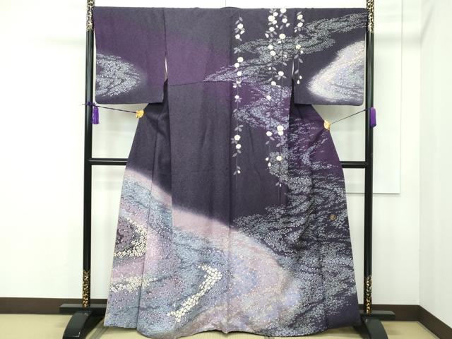 ■■■　サイズ　■■■ 身丈 165cm（肩から） 裄丈 68cm 袖丈 49.5cm　 縫込み 7.5cm 袖幅 34.5cm 前幅 24cm 後幅 29.5cm 着物縫いこみ 内揚げ 5cm 裄 お袖側 約 1.5cm　身頃側 約 1.5cm ■■■　商品詳細　■■■ 【正絹】 状態は特に目立ったシミ汚れなどもなく大変良い状態です。 世界で活躍するファッションデザイナー「桂由美」氏。 ブライダルデザイナーとしても有名な桂氏プロデュースの 大変上質な極上の逸品になります。 お安く出品致しますので、是非この機会にいかがでしょうか？ ■■■　注意事項　■■■ ■モニター発色の具合により色合いが異なる場合がございます。 ■寸法は多少の誤差が生じる場合がございますのでご了承ください。 ■縫込みの長さが左右非対称の場合は短い部分を記載しております。 左右非対称であってもご返品・お値引き等の保証は出来かねますので、ご了承の上ご購入をお願い致します。 ■シミ等のチェックには注意を払っておりますが、見落としがある場合もございますし、個人の見解も様々ですので神経質な方のご購入はお控えください。 ■箪笥に入っておりました着物や帯なので畳みシワや匂いがあるものもございます。 ■お休みは基本的に土日祝となりますが、その他臨時でお休みする場合がございますのでご了承ください。 ■商品の発送は平日のみの発送となります。 ■夜間と土曜、日曜日はお問い合わせの回答が遅れる場合がございます。 ■当店では、お直し、紋入れ、お手入れ等は承っておりません。 ■生地の状態（ヤケ、経年劣化等）によってはサイズ直しが出来ない場合がございます。 その点もどうかご了承のうえ、ご購入をお願いいたします。 ■弊社で取り扱う商品は一点ものにつき、時期や在庫状況に応じて金額が変更となる場合がございます。 ■検針は行っておりません。予めご了承いただきますようお願いいたします。 ■【洗える着物】と記載のある商品におきましては、商品お届け後に洗濯を行ってしまってからのご返品にはご対応しかねます。 念の為、専門店でのお手入れをお願いいたします。 ■着物のサイズ目安は下記を参考ください↓ ＜女性着物＞　お端折り次第で＋5?　−10?が着用可能サイズ 　例）身丈170?の場合、身長160?〜175? ＜男性着物＞　身丈＋約25?〜27?程が適応身長 　例）身丈155?の場合、身長180〜182?
