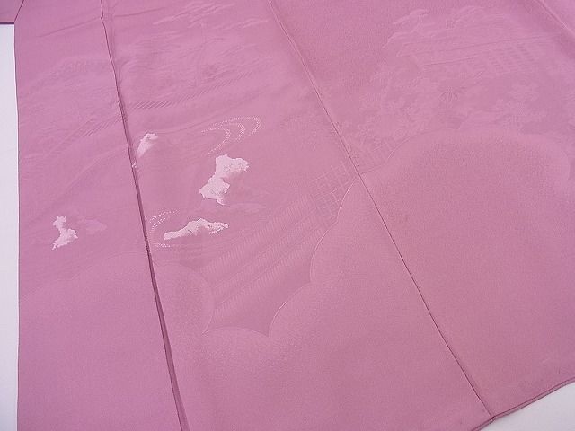 ■■■　サイズ　■■■ 身丈 149cm（肩から）裄丈 64cm袖丈 48cm　縫込み 4.5cm袖幅 33cm前幅 24cm後幅 30.5cm着物縫いこみ内揚げ 7cm裄　袖側 約 3cm　身頃側 約 4cm ■■■　商品詳細　■■■ 【正絹・一つ紋】状態は接写画像のように後身頃・衿山・下前に薄い汚れがございますがその他特に目立ったシミ汚れなどもなく大変良い状態です。大変上質な逸品になります。お安く出品致しますので、是非この機会にいかがでしょうか？ ■■■　注意事項　■■■ ■モニター発色の具合により色合いが異なる場合がございます。 ■寸法は多少の誤差が生じる場合がございますのでご了承ください。 ■縫込みの長さが左右非対称の場合は短い部分を記載しております。 左右非対称であってもご返品・お値引き等の保証は出来かねますので、ご了承の上ご購入をお願い致します。 ■シミ等のチェックには注意を払っておりますが、見落としがある場合もございますし、個人の見解も様々ですので神経質な方のご購入はお控えください。 ■箪笥に入っておりました着物や帯なので畳みシワや匂いがあるものもございます。 ■お休みは基本的に土日祝となりますが、その他臨時でお休みする場合がございますのでご了承ください。 ■商品の発送は平日のみの発送となります。 ■夜間と土曜、日曜日はお問い合わせの回答が遅れる場合がございます。 ■当店では、お直し、紋入れ、お手入れ等は承っておりません。 ■生地の状態（ヤケ、経年劣化等）によってはサイズ直しが出来ない場合がございます。 その点もどうかご了承のうえ、ご購入をお願いいたします。 ■弊社で取り扱う商品は一点ものにつき、時期や在庫状況に応じて金額が変更となる場合がございます。 ■検針は行っておりません。予めご了承いただきますようお願いいたします。 ■【洗える着物】と記載のある商品におきましては、商品お届け後に洗濯を行ってしまってからのご返品にはご対応しかねます。 念の為、専門店でのお手入れをお願いいたします。 ■着物のサイズ目安は下記を参考ください↓ ＜女性着物＞　お端折り次第で＋5cm　−1cmが着用可能サイズ 　例）身丈170cmの場合、身長160cm〜175cm ＜男性着物＞　身丈＋約25cm〜27cm程が適応身長 　例）身丈155cmの場合、身長180〜182cm