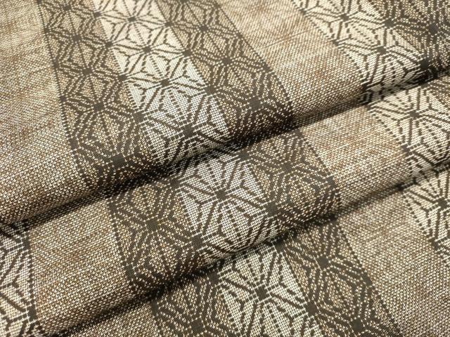 ■■■　サイズ　■■■ 身丈 153cm（肩から） 裄丈 64.5cm 袖丈 45cm　縫込み 2.5cm 袖幅 32.5cm 前幅 24cm 後幅 29cm 着物縫いこみ 内揚げ 0cm 裄 お袖側 約2cm　身頃側 約1cm ■■■　商品詳細　■■■ 【正絹】 状態は接写画像のように上前おくみ・下前おくみ・八掛・衿裏・衿山に薄い汚れがございますが その他特に目立ったシミ汚れなどもなく大変良い状態です。 大変上質な逸品になります。 お安く出品致しますので、是非この機会にいかがでしょうか？ ■■■　注意事項　■■■ ■モニター発色の具合により色合いが異なる場合がございます。 ■寸法は多少の誤差が生じる場合がございますのでご了承ください。 ■縫込みの長さが左右非対称の場合は短い部分を記載しております。 左右非対称であってもご返品・お値引き等の保証は出来かねますので、ご了承の上ご購入をお願い致します。 ■シミ等のチェックには注意を払っておりますが、見落としがある場合もございますし、個人の見解も様々ですので神経質な方のご購入はお控えください。 ■箪笥に入っておりました着物や帯なので畳みシワや匂いがあるものもございます。 ■お休みは基本的に土日祝となりますが、その他臨時でお休みする場合がございますのでご了承ください。 ■商品の発送は平日のみの発送となります。 ■夜間と土曜、日曜日はお問い合わせの回答が遅れる場合がございます。 ■当店では、お直し、紋入れ、お手入れ等は承っておりません。 ■生地の状態（ヤケ、経年劣化等）によってはサイズ直しが出来ない場合がございます。 その点もどうかご了承のうえ、ご購入をお願いいたします。 ■弊社で取り扱う商品は一点ものにつき、時期や在庫状況に応じて金額が変更となる場合がございます。 ■検針は行っておりません。予めご了承いただきますようお願いいたします。 ■【洗える着物】と記載のある商品におきましては、商品お届け後に洗濯を行ってしまってからのご返品にはご対応しかねます。 念の為、専門店でのお手入れをお願いいたします。 ■着物のサイズ目安は下記を参考ください↓ ＜女性着物＞　お端折り次第で＋5?　−10?が着用可能サイズ 　例）身丈170?の場合、身長160?〜175? ＜男性着物＞　身丈＋約25?〜27?程が適応身長 　例）身丈155?の場合、身長180〜182?