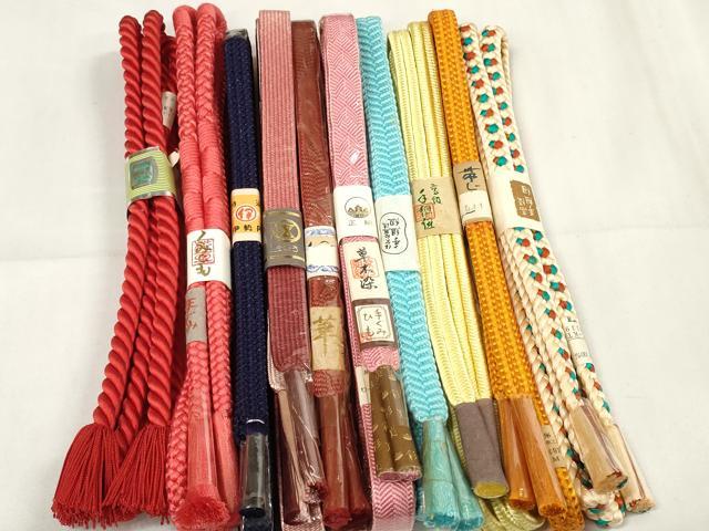 ■■■　商品詳細　■■■ 【未使用】 状態は参考画像のように所々に薄い汚れございます。 ※こちらのお品はまとめての出品となりますので、 サイズの詳細は記載しておりません。 ご理解の上でのご入札をお願い致します。 大変上質な逸品になります。 お安く出品致しますので、是非この機会にいかがでしょうか？ ■■■　注意事項　■■■ ■モニター発色の具合により色合いが異なる場合がございます。 ■寸法は多少の誤差が生じる場合がございますのでご了承ください。 ■縫込みの長さが左右非対称の場合は短い部分を記載しております。 左右非対称であってもご返品・お値引き等の保証は出来かねますので、ご了承の上ご購入をお願い致します。 ■シミ等のチェックには注意を払っておりますが、見落としがある場合もございますし、個人の見解も様々ですので神経質な方のご購入はお控えください。 ■箪笥に入っておりました着物や帯なので畳みシワや匂いがあるものもございます。 ■お休みは基本的に土日祝となりますが、その他臨時でお休みする場合がございますのでご了承ください。 ■商品の発送は平日のみの発送となります。 ■夜間と土曜、日曜日はお問い合わせの回答が遅れる場合がございます。 ■当店では、お直し、紋入れ、お手入れ等は承っておりません。 ■生地の状態（ヤケ、経年劣化等）によってはサイズ直しが出来ない場合がございます。 その点もどうかご了承のうえ、ご購入をお願いいたします。 ■弊社で取り扱う商品は一点ものにつき、時期や在庫状況に応じて金額が変更となる場合がございます。 ■検針は行っておりません。予めご了承いただきますようお願いいたします。 ■【洗える着物】と記載のある商品におきましては、商品お届け後に洗濯を行ってしまってからのご返品にはご対応しかねます。 念の為、専門店でのお手入れをお願いいたします。 ■着物のサイズ目安は下記を参考ください↓ ＜女性着物＞　お端折り次第で＋5cm　−1cmが着用可能サイズ 　例）身丈170cmの場合、身長160cm〜175cm ＜男性着物＞　身丈＋約25cm〜27cm程が適応身長 　例）身丈155cmの場合、身長180〜182cm