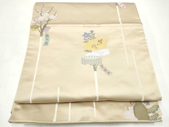 ■■■　サイズ　■■■ 長さ 442cm 幅 31cm程 ■■■　商品詳細　■■■ 【正絹】 状態は締めてはおりますが 特に目立ったシミ汚れなどもなく大変良い状態です。 ジュサブローの名で親しまれる辻村寿三郎は、日本を代表する人形師です。 50年以上のキャリアを持ち、芸術選奨文部科学大臣新人賞などの受賞歴もある世界的人形師です。 古くは、NHKの人形劇「新八犬伝」で人形美術を担当して脚光を浴びました。 辻村ジュサブローは、旧満州、錦州省朝陽に生まれ、少年時代を大陸で過ごし、 戦争を経て終戦は広島の地で迎えます。 22歳の時の母の死をきっかけに上京し、小道具制作の会社に就職、26歳で独立し、 幼い頃よりの趣味であった創作人形を一生の仕事と決意します。 NHKの「新八犬伝」で注目の人となってからは舞台や映画等の衣裳デザイン、演出、脚本、 アートディレクター等、多岐に渡り活躍しています。 辻村ジュサブローの精力的な活動は、人形の世界にとどまらず、 総合的なアーティストとして国内外からも大きな注目を集めつづけています。 その辻村ジュサブローの着物ブランド ジュサブローは、 鋭い美意識で独自の世界観が表現されています。 桜やうさぎなどをモチーフにした訪問着などが人気で、 ジュサブロー独自の色使い、デザインワークは多くのファンから支持されています。 女優さんにもジュサブローの着物は人気が高く、 プライベートでも愛用されている方もいらっしゃるそうです。 大変上質な逸品になります。 お安く出品致しますので、是非この機会にいかがでしょうか？ ■■■　注意事項　■■■ ■モニター発色の具合により色合いが異なる場合がございます。 ■寸法は多少の誤差が生じる場合がございますのでご了承ください。 ■縫込みの長さが左右非対称の場合は短い部分を記載しております。 左右非対称であってもご返品・お値引き等の保証は出来かねますので、ご了承の上ご購入をお願い致します。 ■シミ等のチェックには注意を払っておりますが、見落としがある場合もございますし、個人の見解も様々ですので神経質な方のご購入はお控えください。 ■箪笥に入っておりました着物や帯なので畳みシワや匂いがあるものもございます。 ■お休みは基本的に土日祝となりますが、その他臨時でお休みする場合がございますのでご了承ください。 ■商品の発送は平日のみの発送となります。 ■夜間と土曜、日曜日はお問い合わせの回答が遅れる場合がございます。 ■当店では、お直し、紋入れ、お手入れ等は承っておりません。 ■生地の状態（ヤケ、経年劣化等）によってはサイズ直しが出来ない場合がございます。 その点もどうかご了承のうえ、ご購入をお願いいたします。 ■弊社で取り扱う商品は一点ものにつき、時期や在庫状況に応じて金額が変更となる場合がございます。 ■検針は行っておりません。予めご了承いただきますようお願いいたします。 ■【洗える着物】と記載のある商品におきましては、商品お届け後に洗濯を行ってしまってからのご返品にはご対応しかねます。 念の為、専門店でのお手入れをお願いいたします。 ■写真に写っている物が全てになります。それ以外の付属品はございませんのでご了承ください。 ■状態に関する写真につきましては、掲載可能な写真枚数に限りがあるため、各箇所につき1枚参考画像を掲載しております。 ■着物のサイズ目安は下記を参考ください↓ ＜女性着物＞　お端折り次第で＋5cm　－1cmが着用可能サイズ 　例）身丈170cmの場合、身長160cm～175cm ＜男性着物＞　身丈＋約25cm～27cm程が適応身長 　例）身丈155cmの場合、身長180～182cm